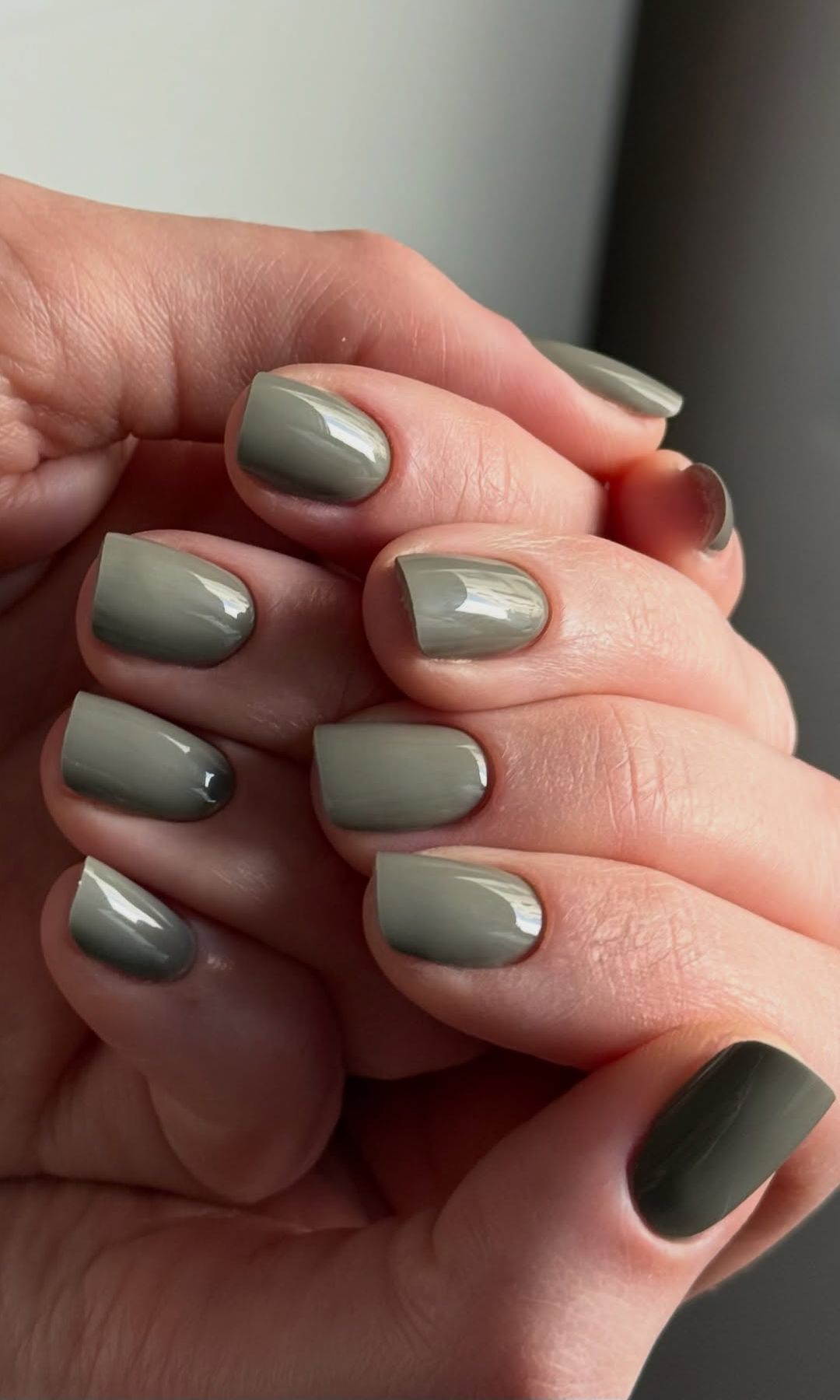 Manicura neutra en color verde