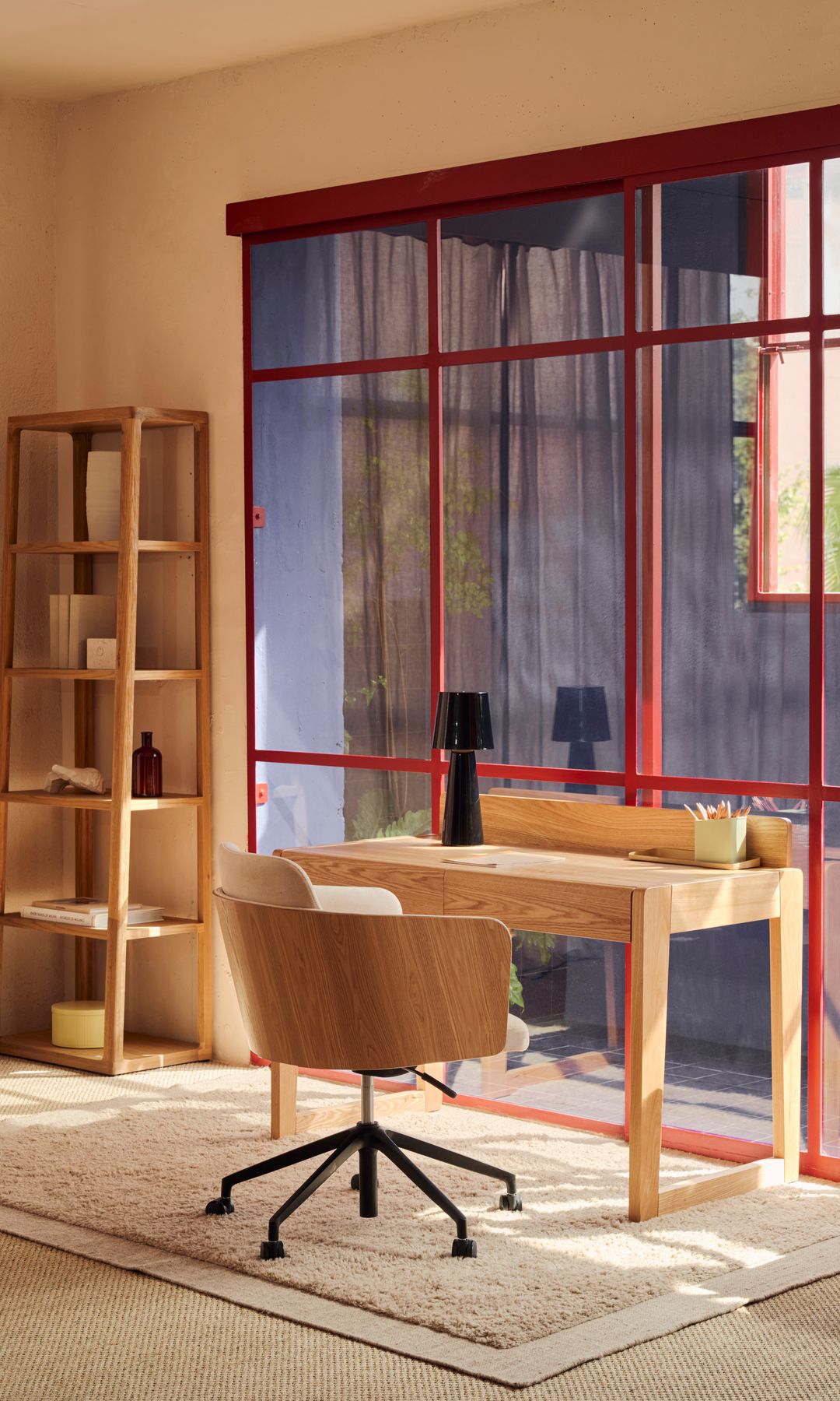 Zona de trabajo de estilo moderno con calidez