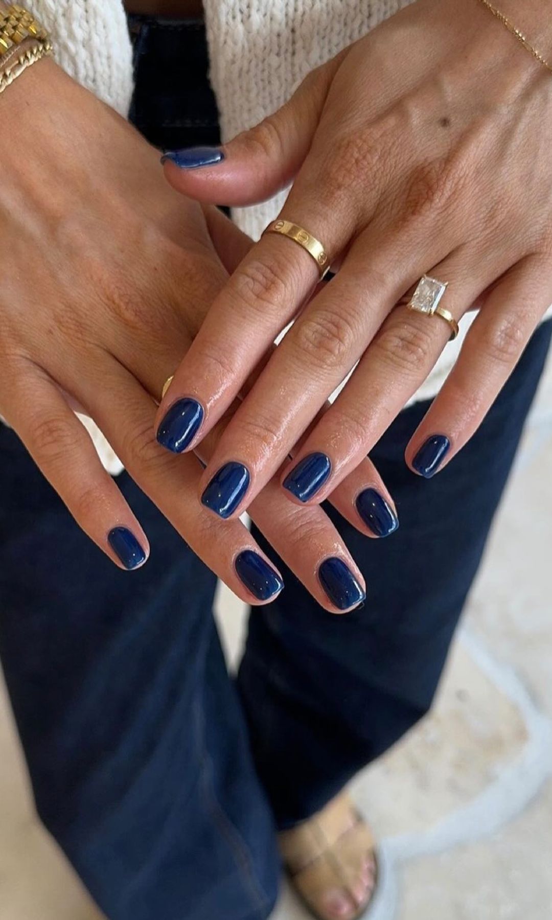 Manicura en azul marino