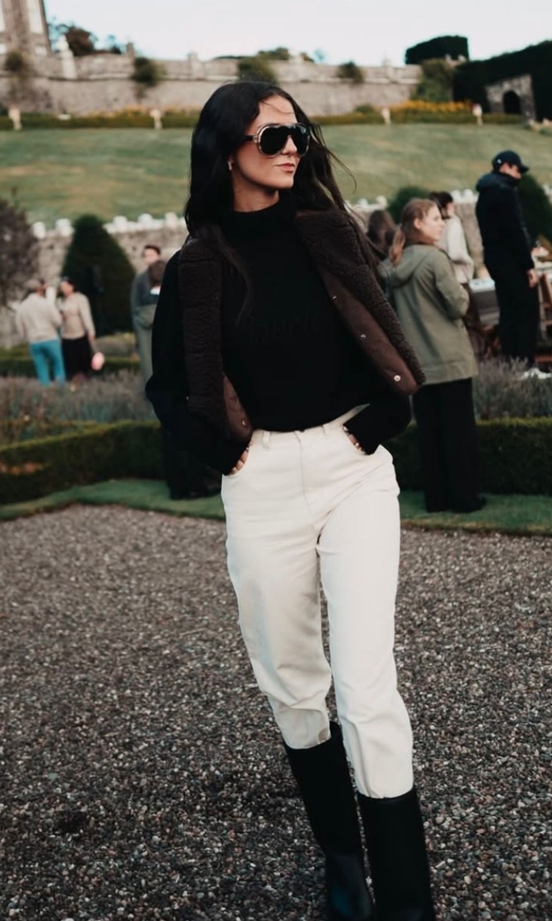 Victoria Federica viaja a Escocia y encuentra el look de otoño perfecto: chaleco de borrego, pantalones blancos y botas de campo