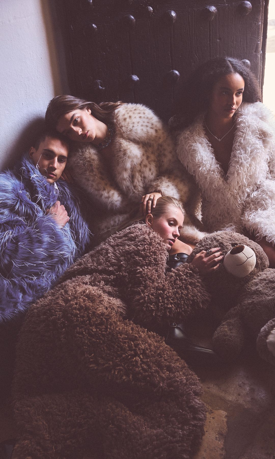 El modelo posa con abrigo, de Victor Von Schwarz; camisa, de El Corte Inglés, y pantalón, de Tod’s. En el centro de la imagen, abrigo, de Bimba y Lola; botas, de Aquazzura, y joyas, de Rabat. 
A sus pies, la modelo, con abrigo, de Paloma Suárez, y joyas, de Suarez, y a la dcha., con abrigo, de Sfera, y joyas, de Chaumet.