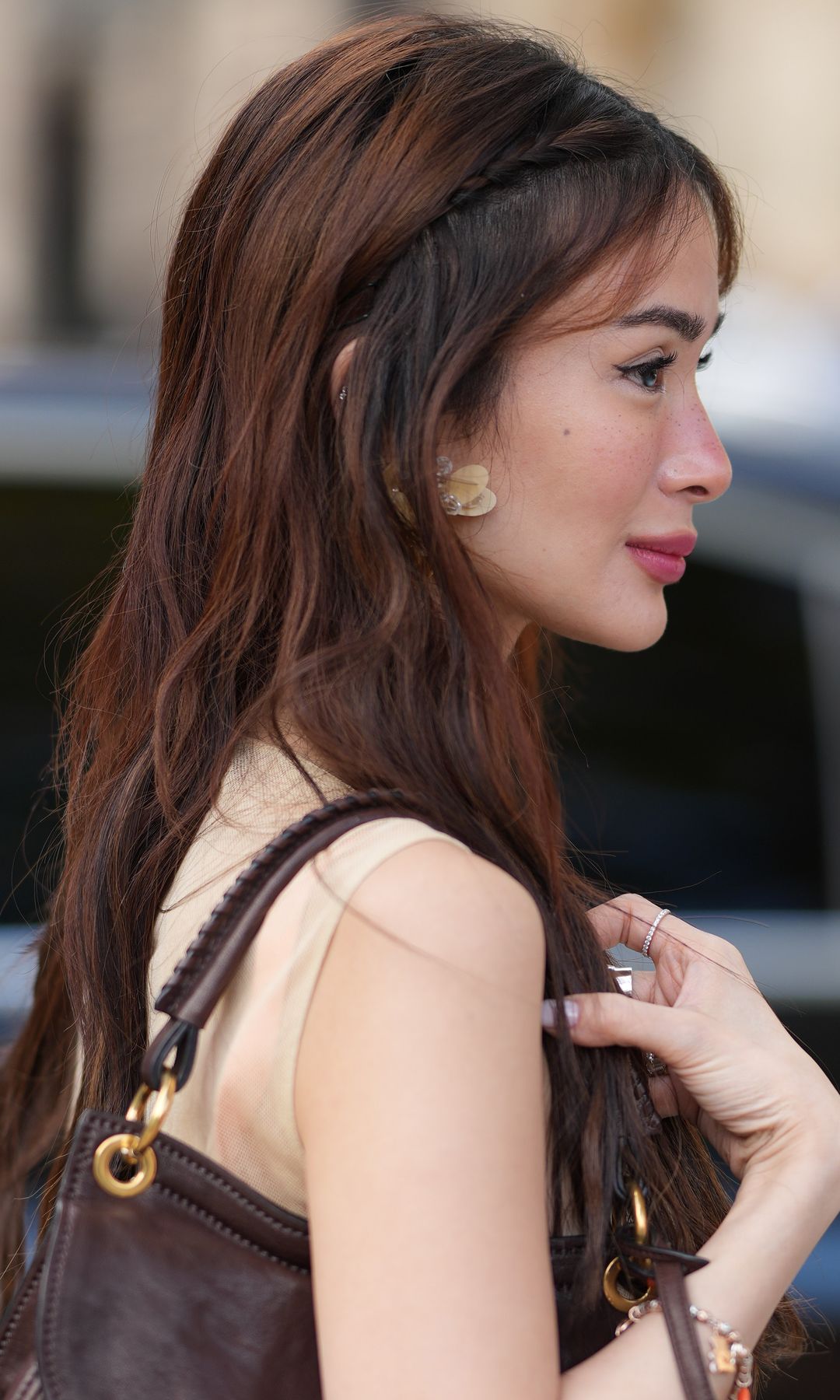 Heart Evangelista en la Semana de la Moda de París con vestido nude y bolso de Miu Miu