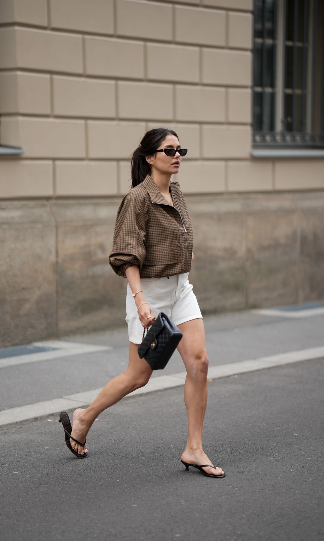 Con camisa y shorts
