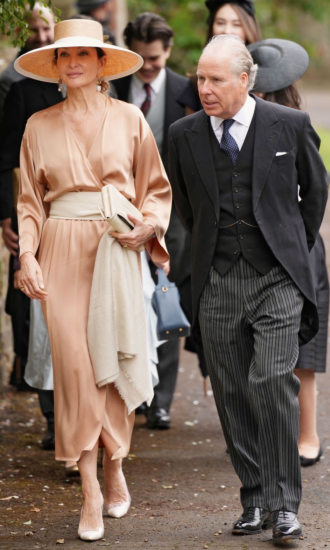 David Armstrong-Jones, conde de Snowdon, con su novia, Isabelle de la Bruyère, en la boda de Peter Phillips, sobrino del rey Carlos III, y Harriet Sperling
