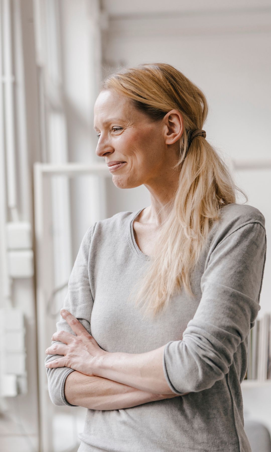 Mujer en la menopausia mirando por la ventana