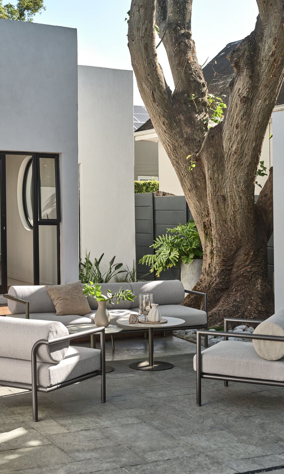 Patio exterior con muebles de jardín modernos