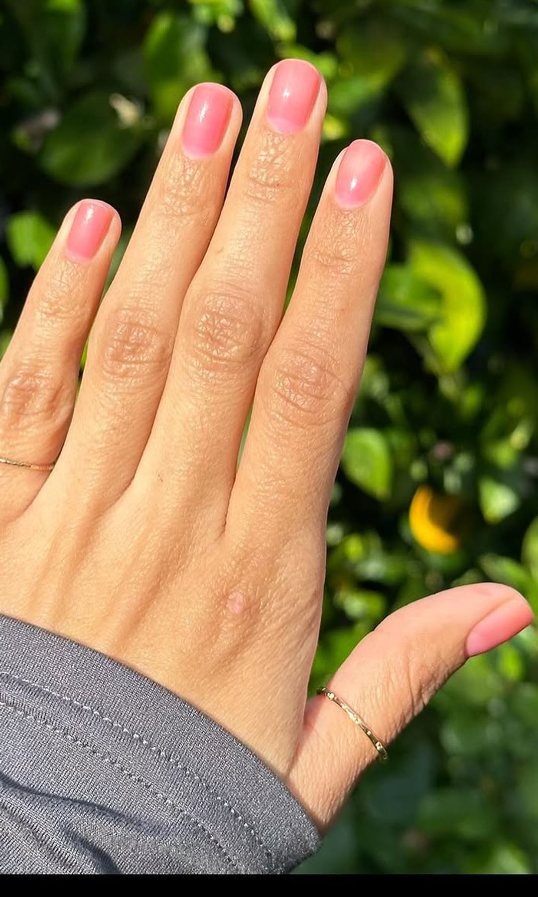 Manicura rosa translúcida en uñas naturales y cortas