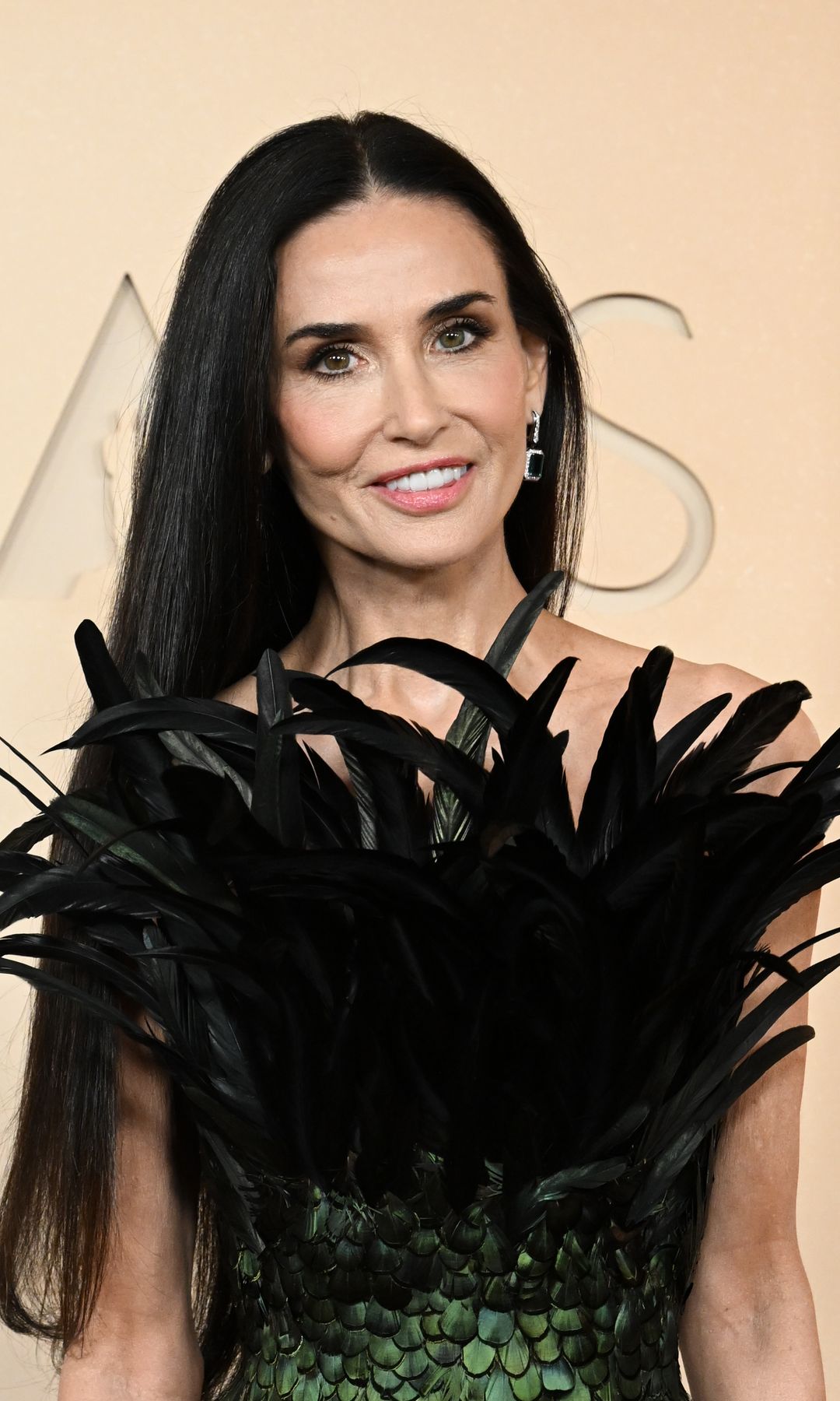 Detalle de las plumas del diseño de Gucci de Demi Moore.