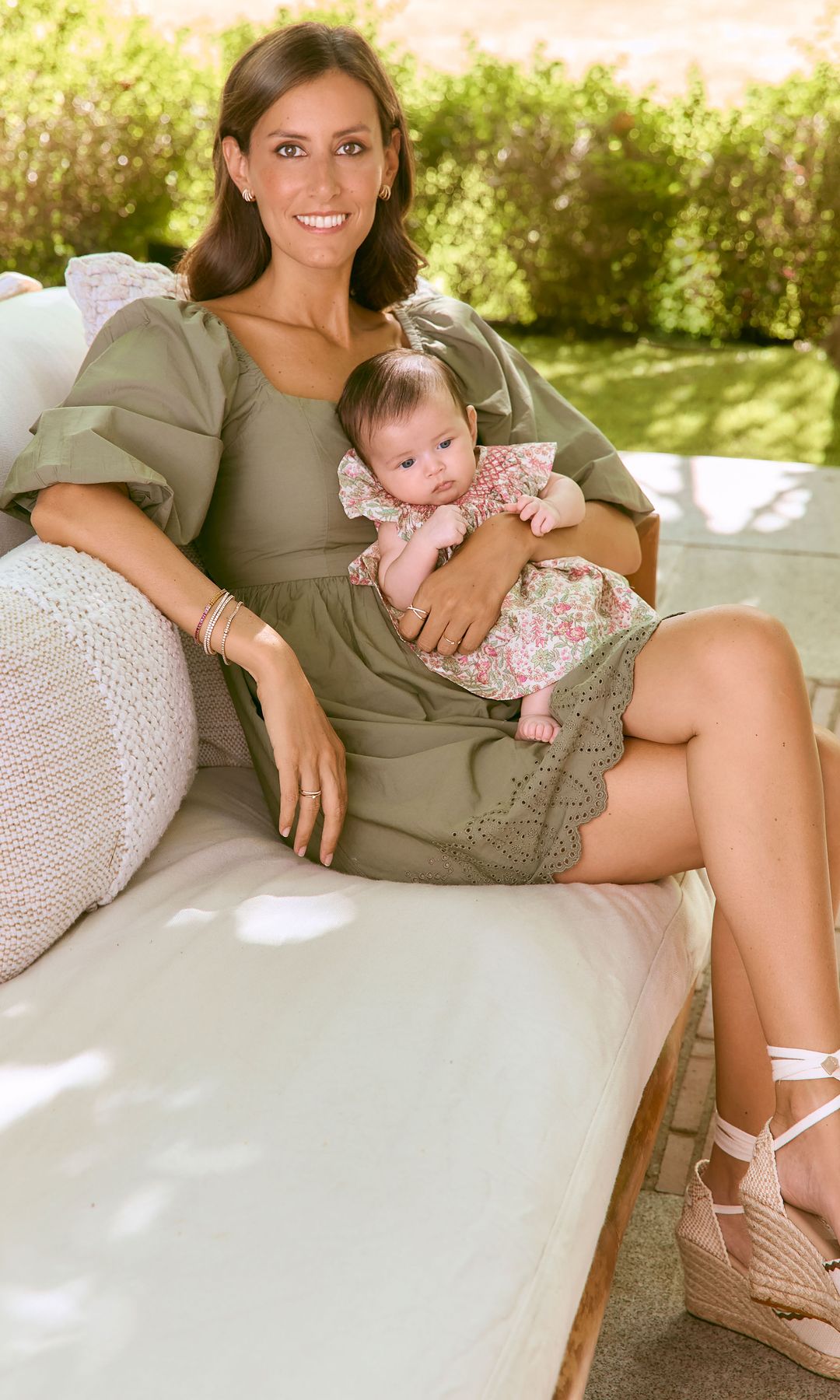 Ana Boyer posa con Mía en su casa