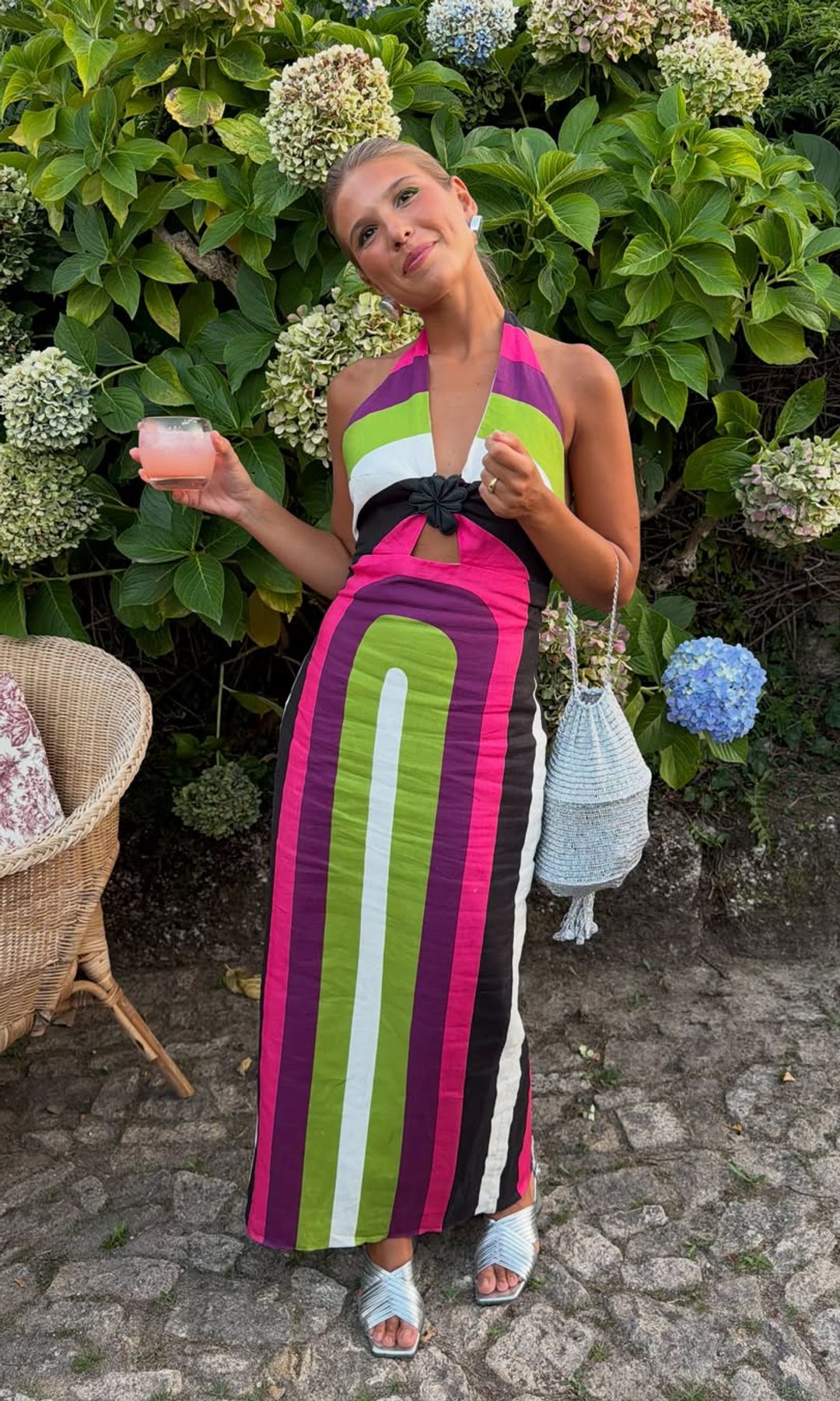 Rita Montezuma con vestido estampado de colores en una boda portuguesa