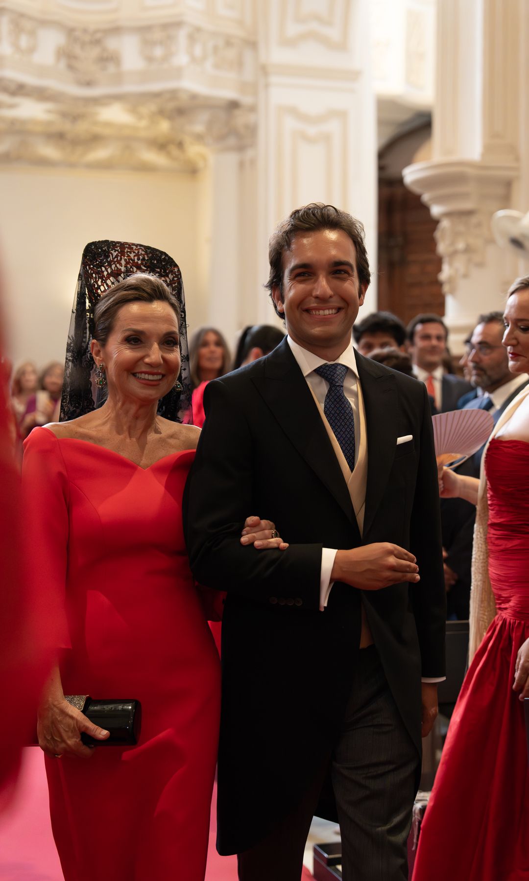 Madrina de boda de Alejandro de Miguel con mantilla