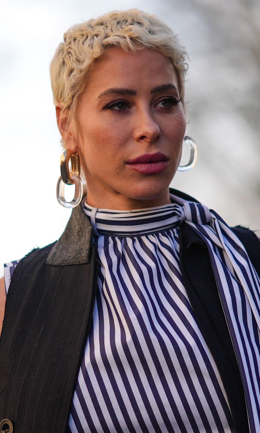  Mujer con pelo muy corto