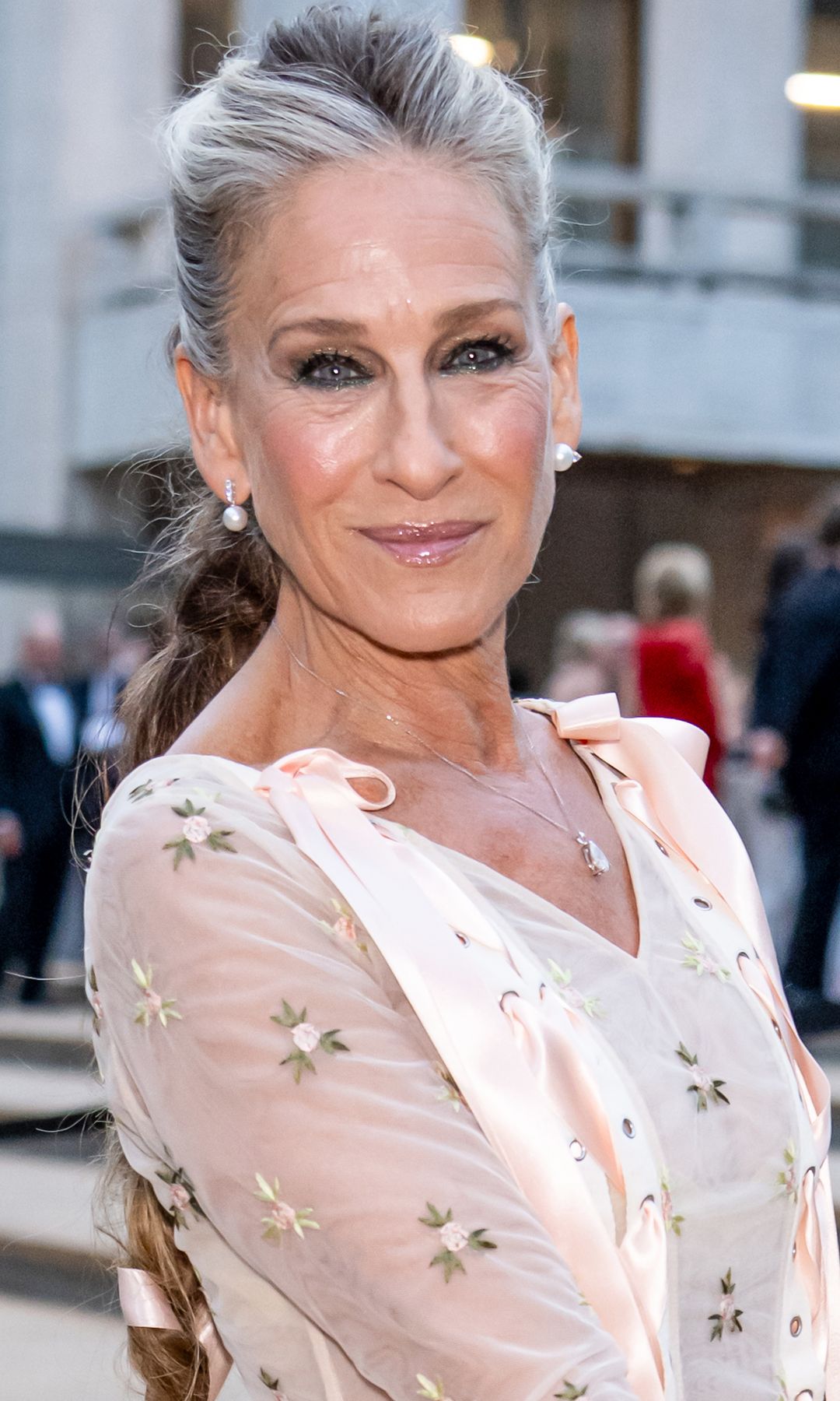 Sarah Jessica Parker con trenza larga y vestido bordado con flores en la New York City Ballet 2026 Fall Fashion Gala