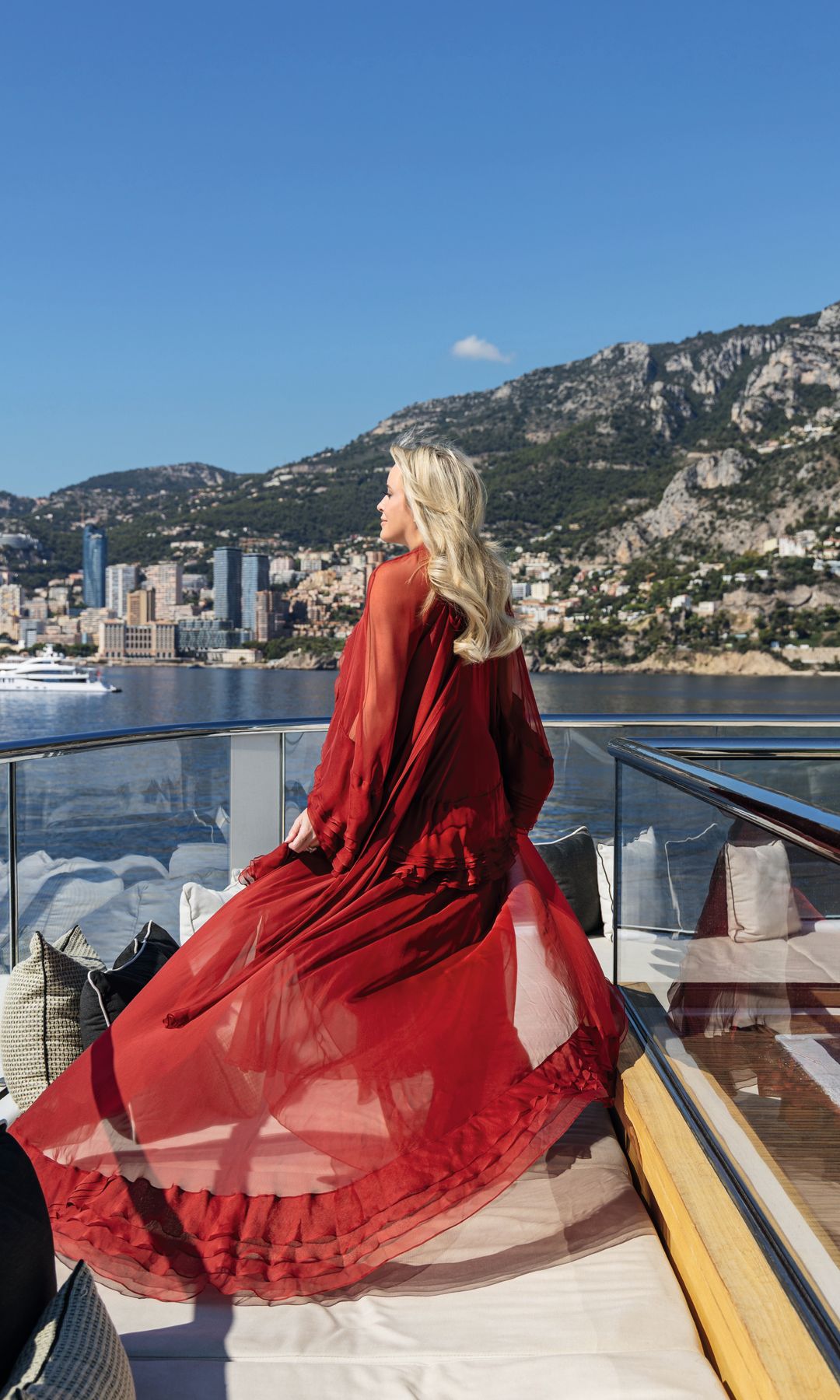 Isabelle nos reciben en su palacio flotante, "Quantum of solace"