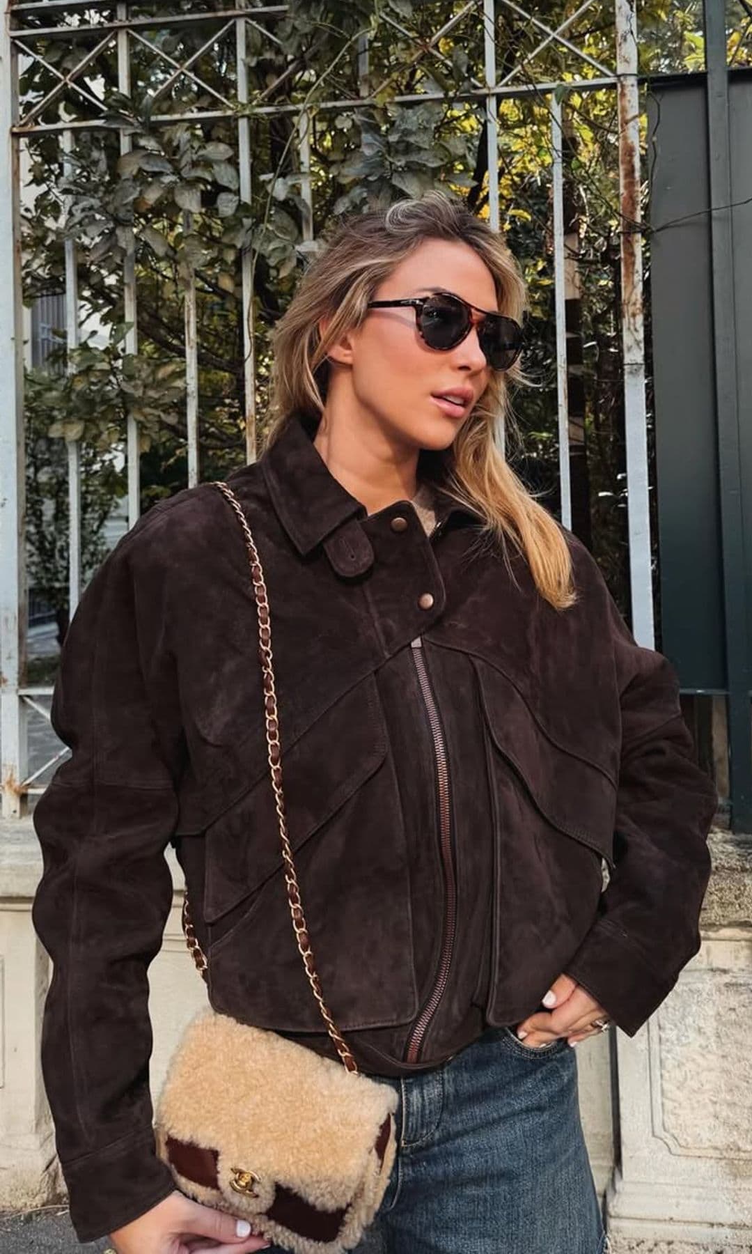 Alice Campello estrena en Milán su primer look del otoño: chaqueta de ante marrón y bolso de 10.000 euros