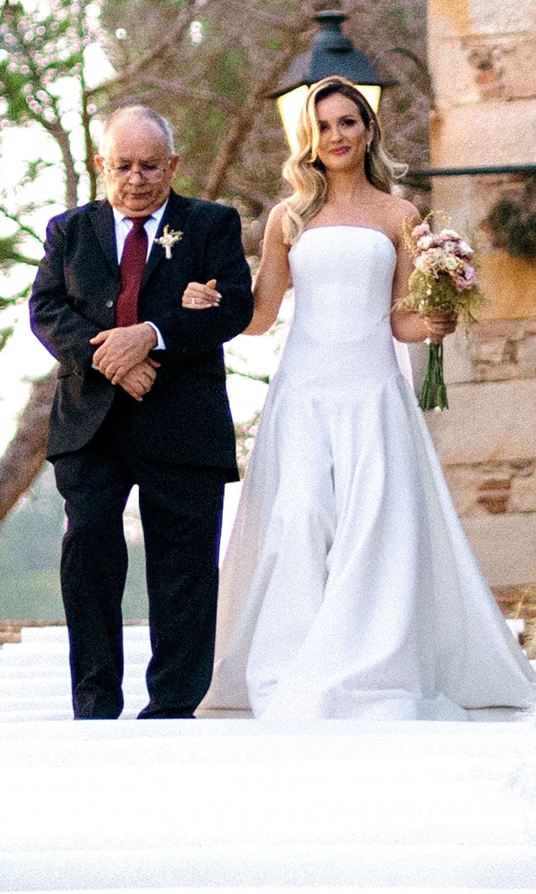 Rebecca Lima llegando al altar con su padre