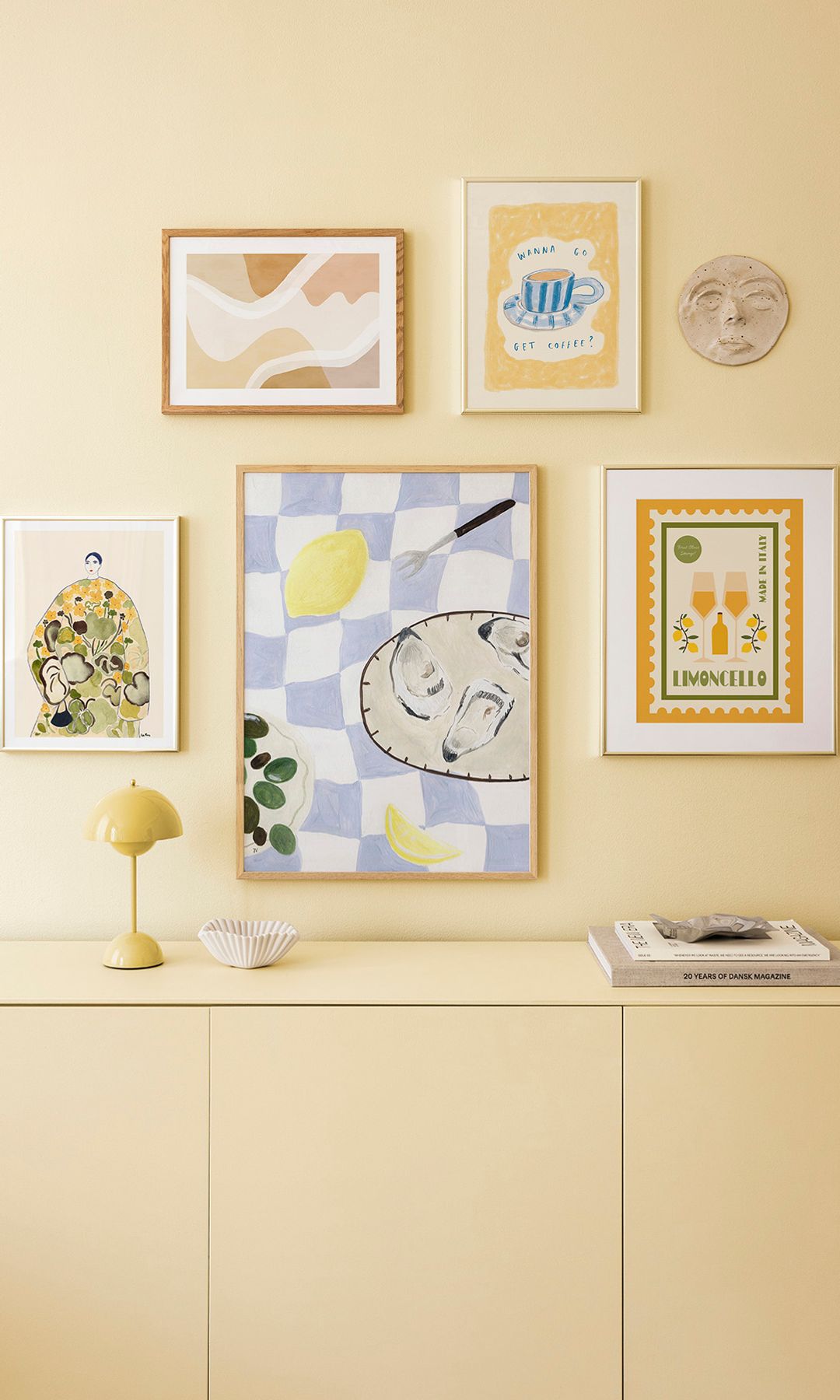 Pared en butter yellow con láminas coordinadas, de Desenio