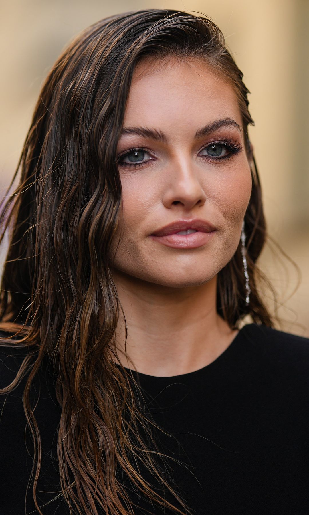  Mujer con sombras de ojos