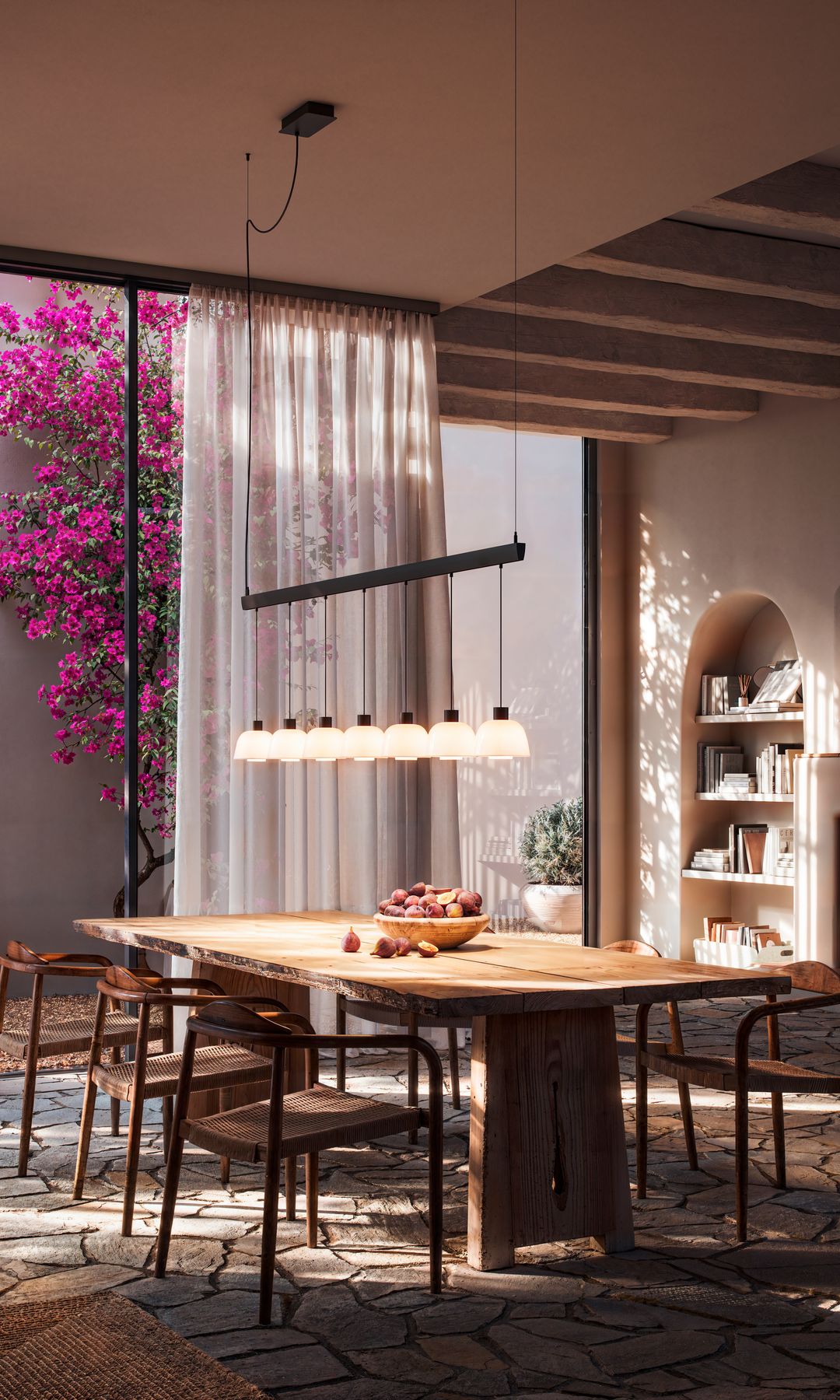 Lámpara colgante sobre la mesa de comedor