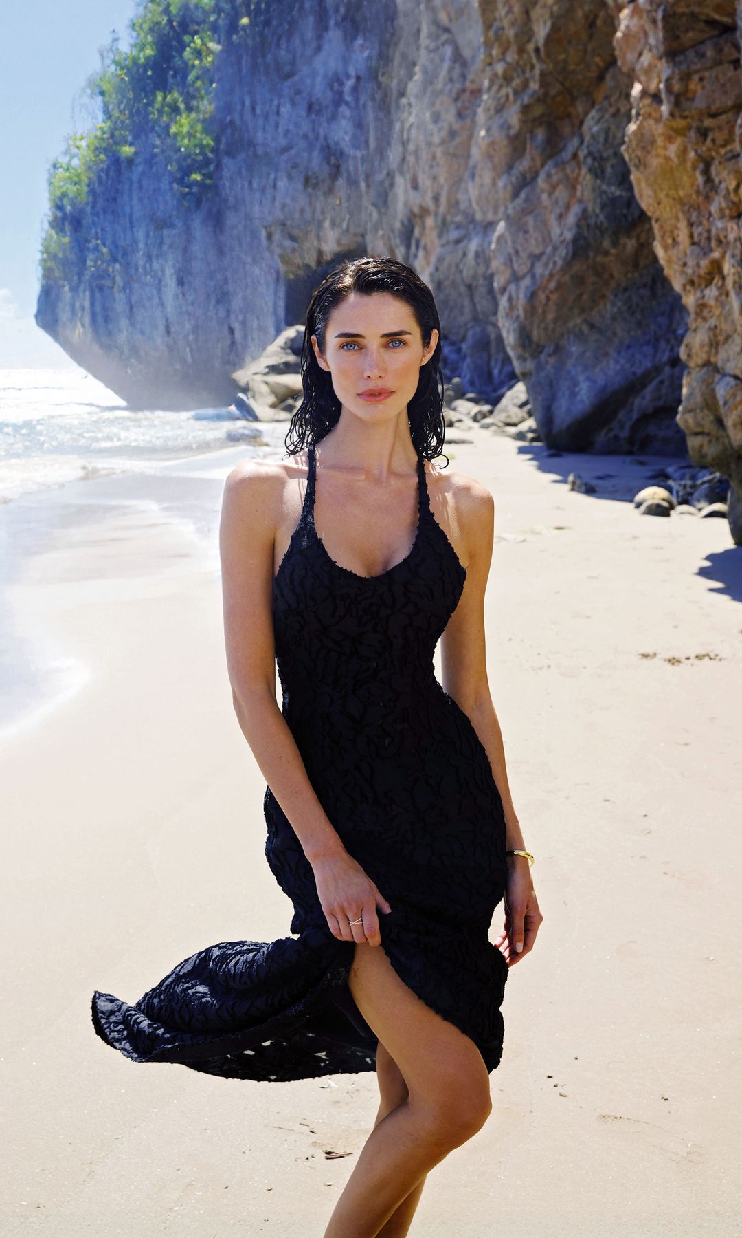 Rebecca posa con vestido negro, de Schiaparelli, y pulsera, de Tiffany & Co