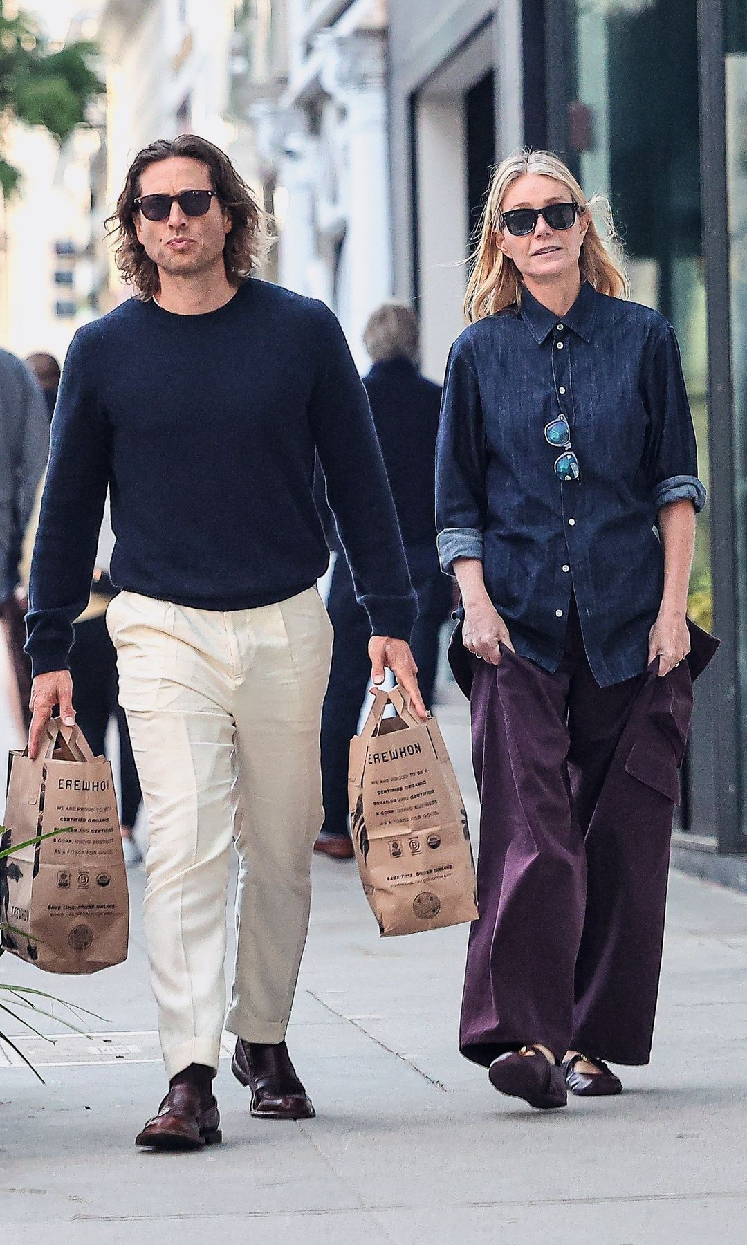 Gwyneth, que continúa dando mucho que hablar con su empresa, Goop, junto a su marido, Brad Falchuk, en un día de compras.