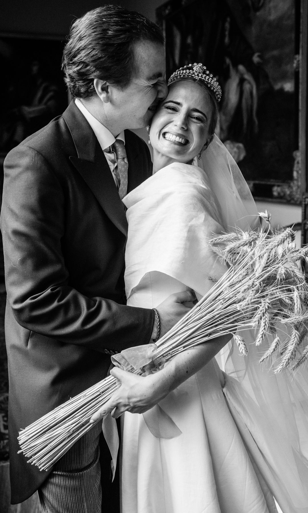Ramo de novia de trigo y look de lino