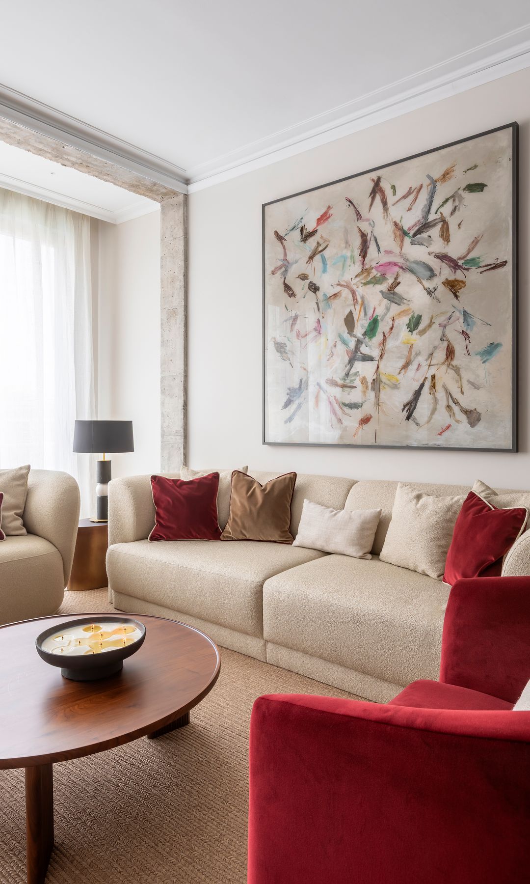 Salón decorado en beis y rojo
