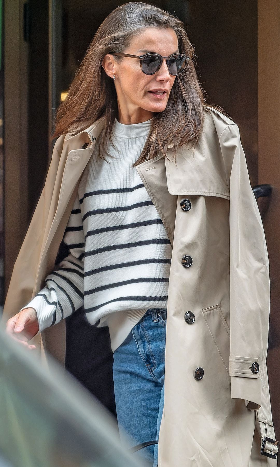 La reina Letizia, sin maquillaje y con gabardina