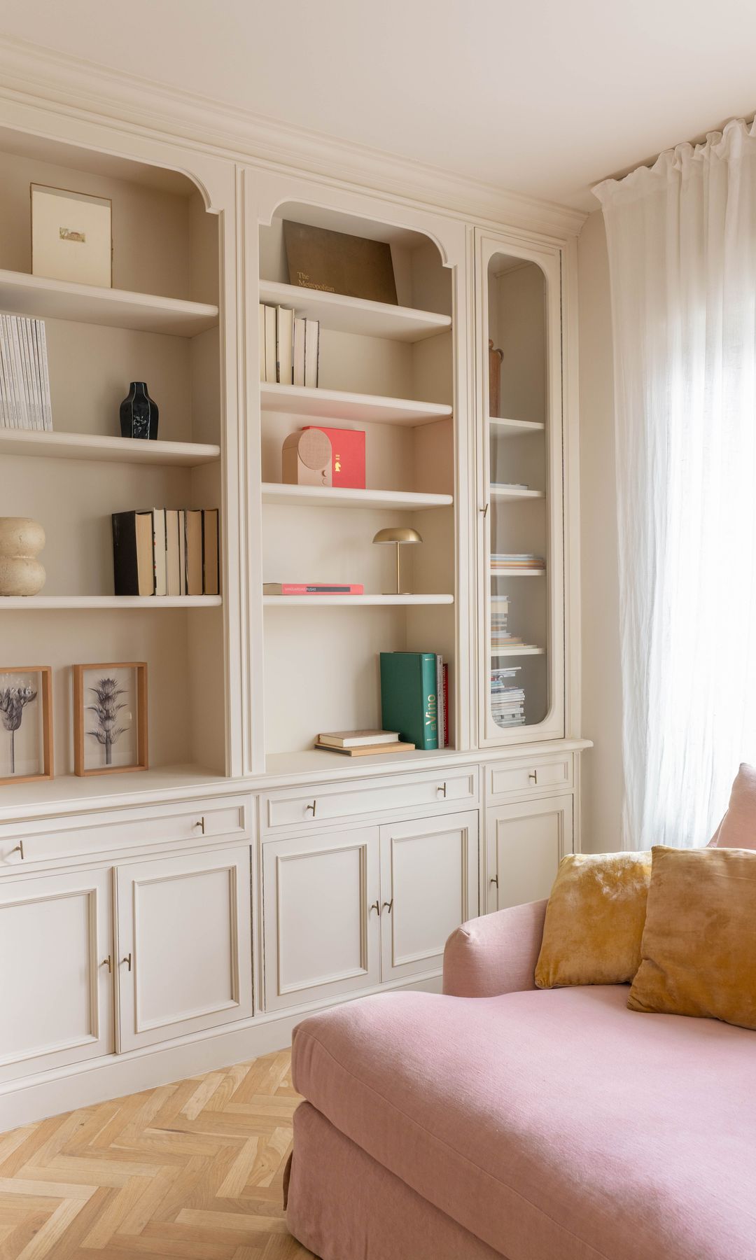 Librería en el salón, renovada