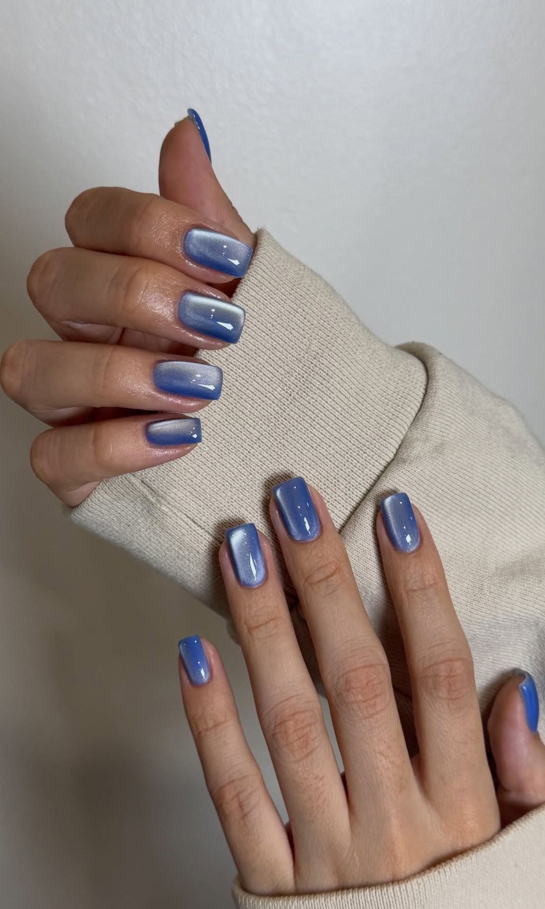 Manicura azul ojo de gato