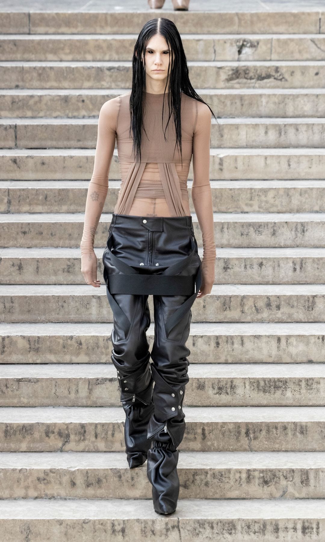 Rick Owens se caracteriza por una estética oscura y radical.