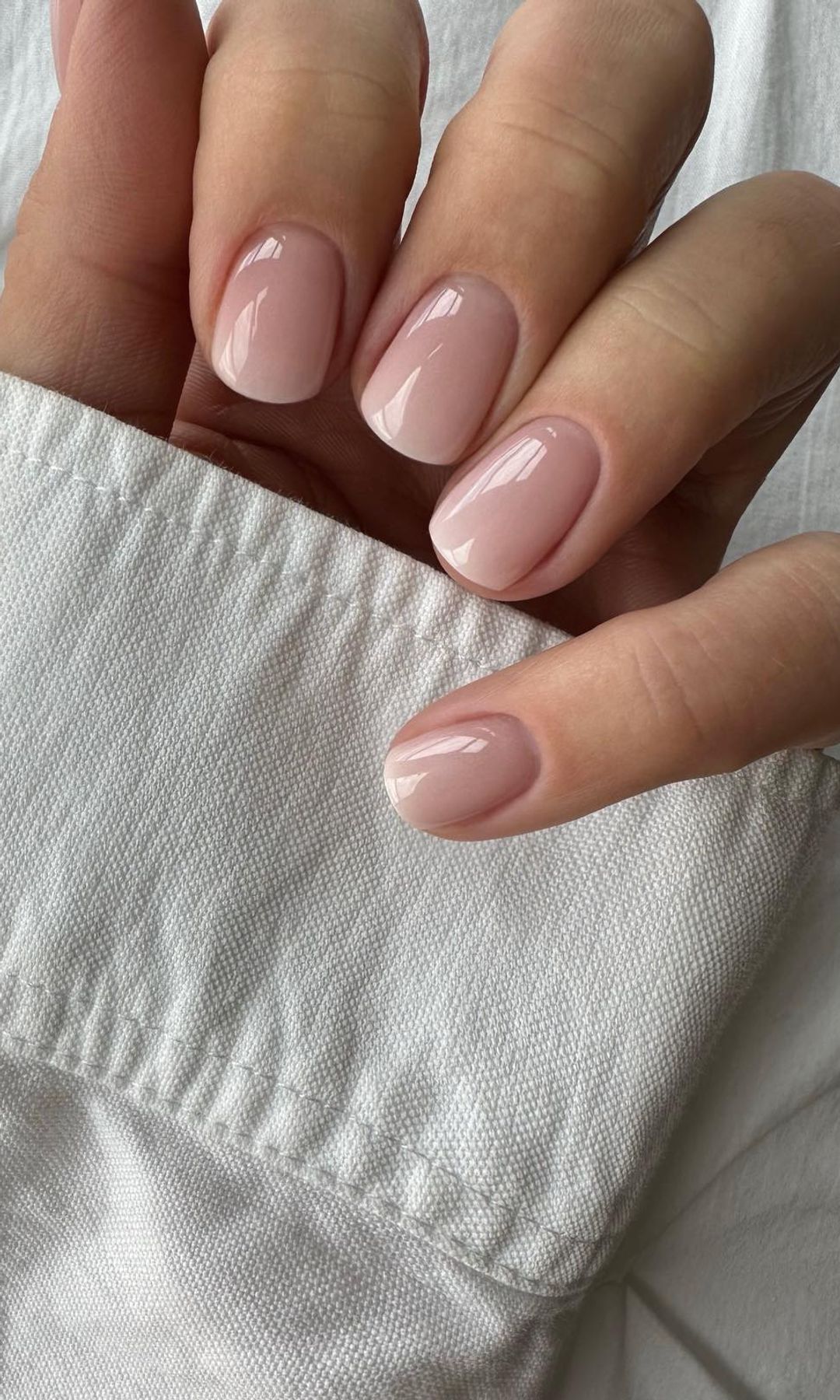 Manicura corta con efecto degradado