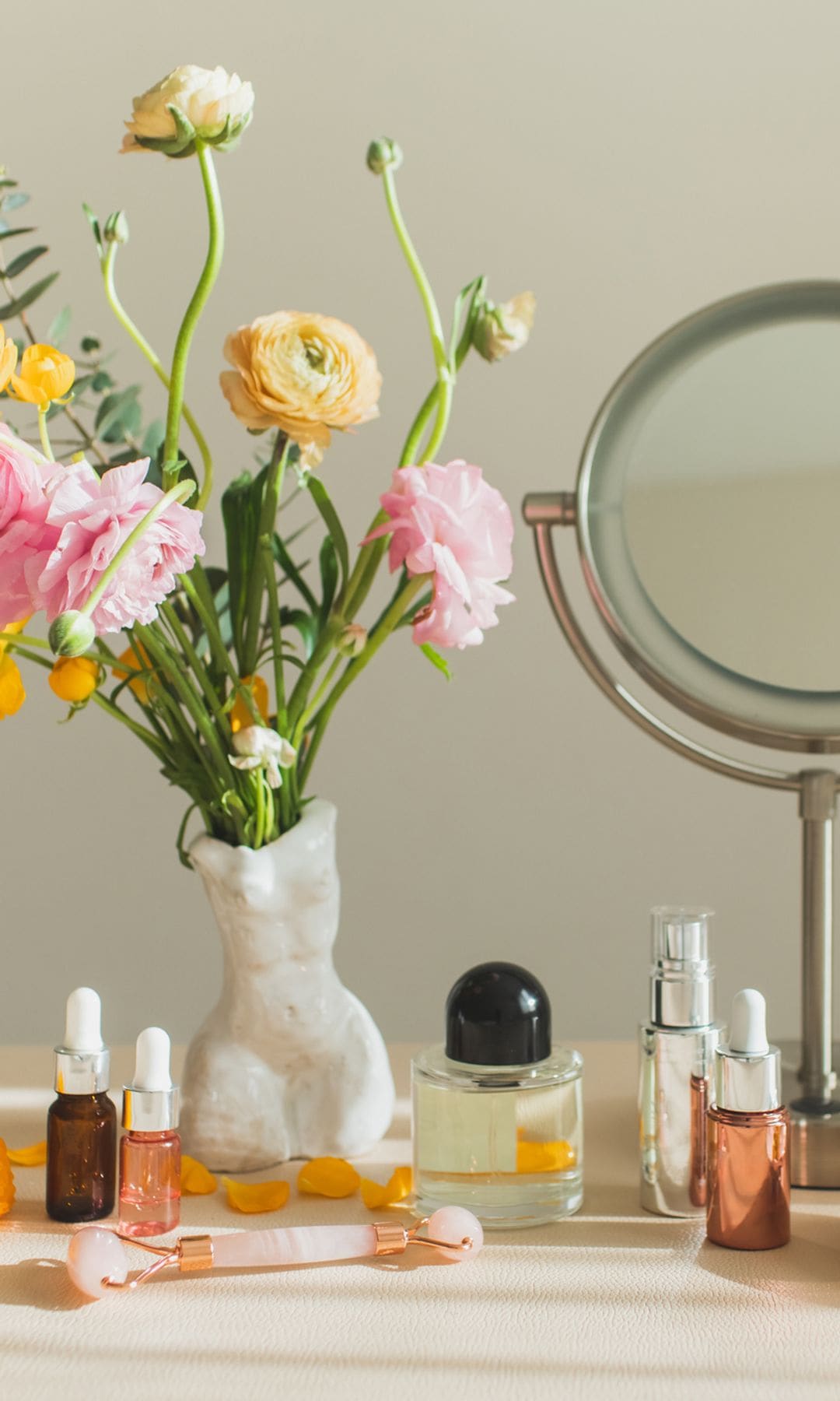 tocador con flores, espejo y cosmeticos