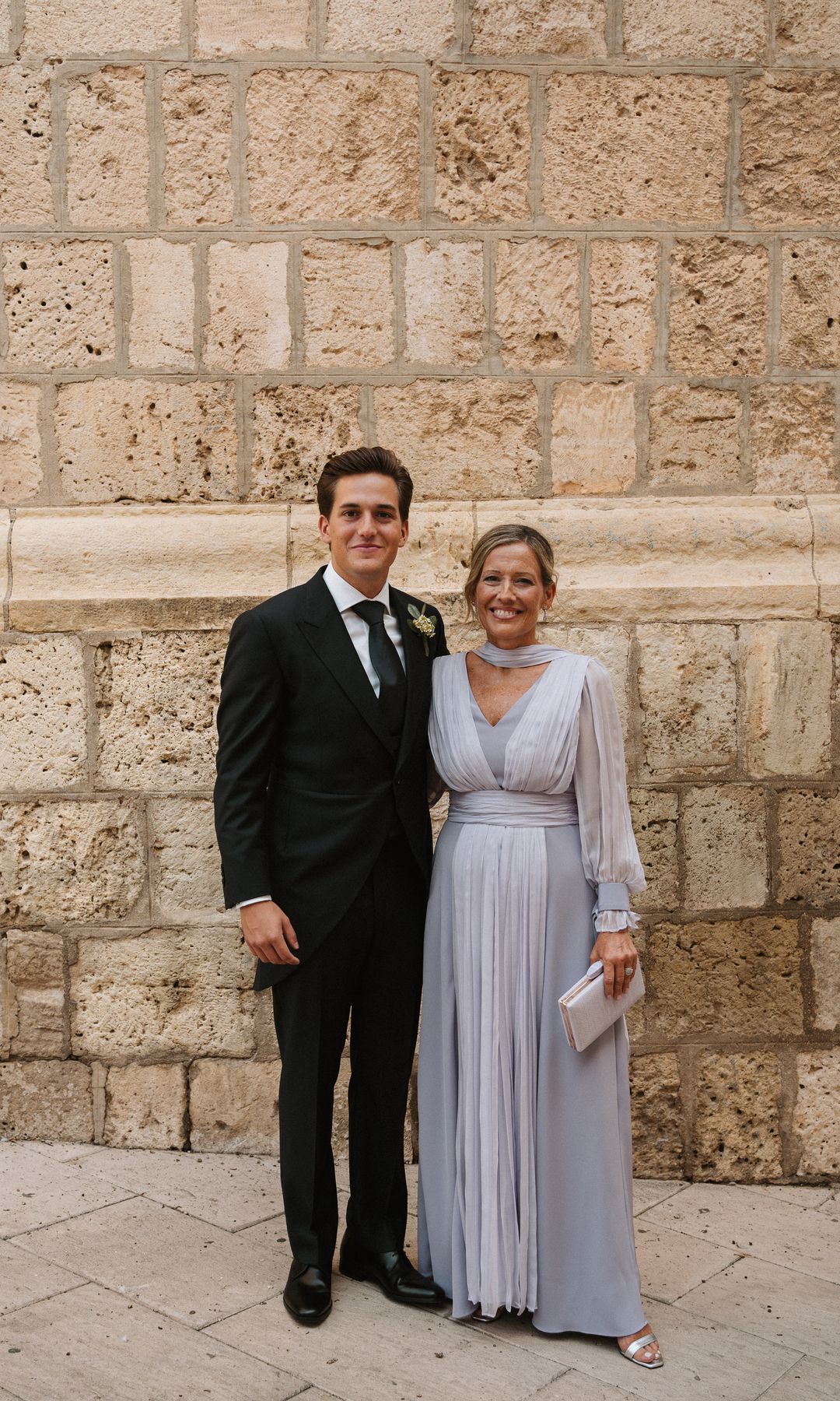 Madrina con vestido de color lavanda