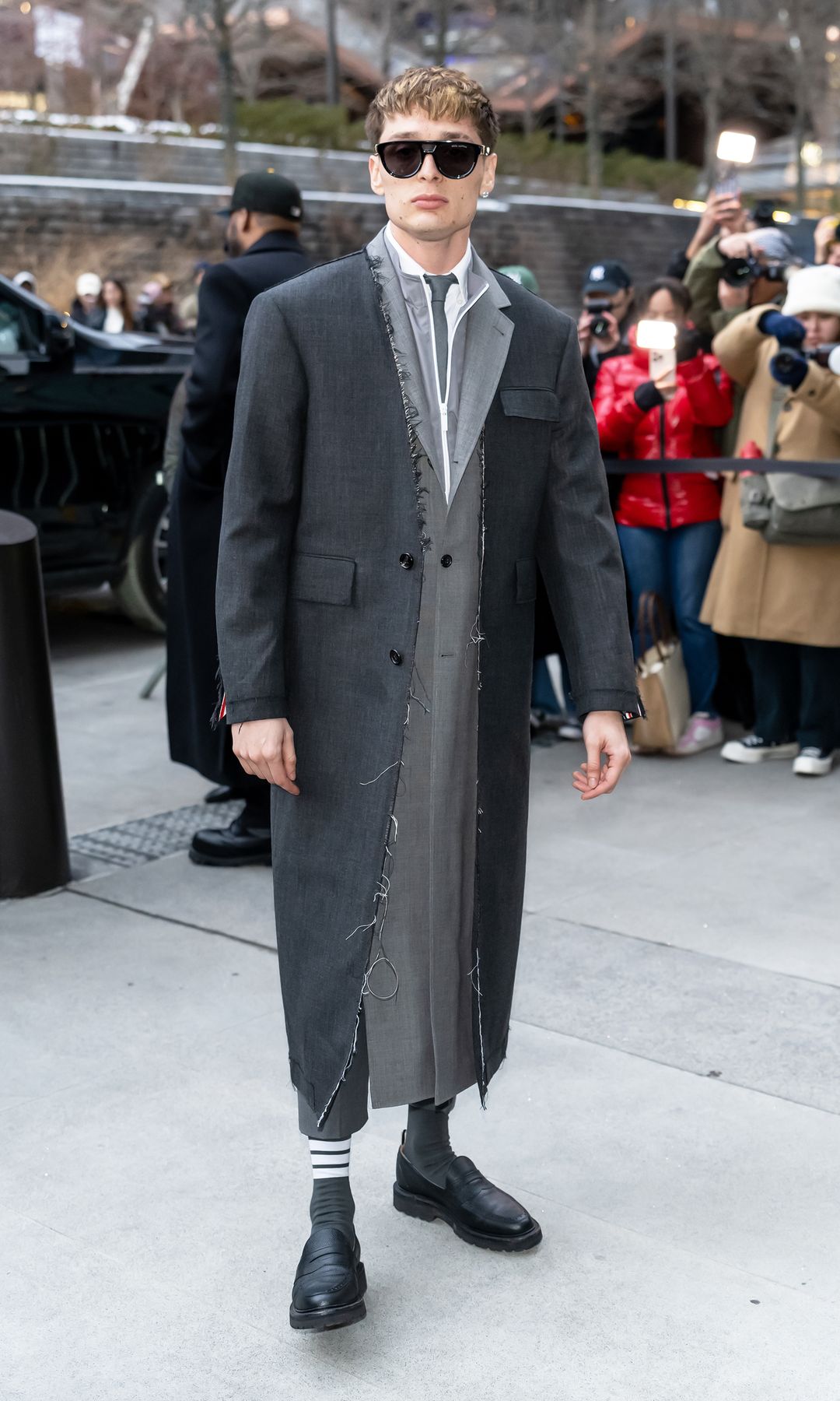 Peso Pluma en el desfile de Thom Browne