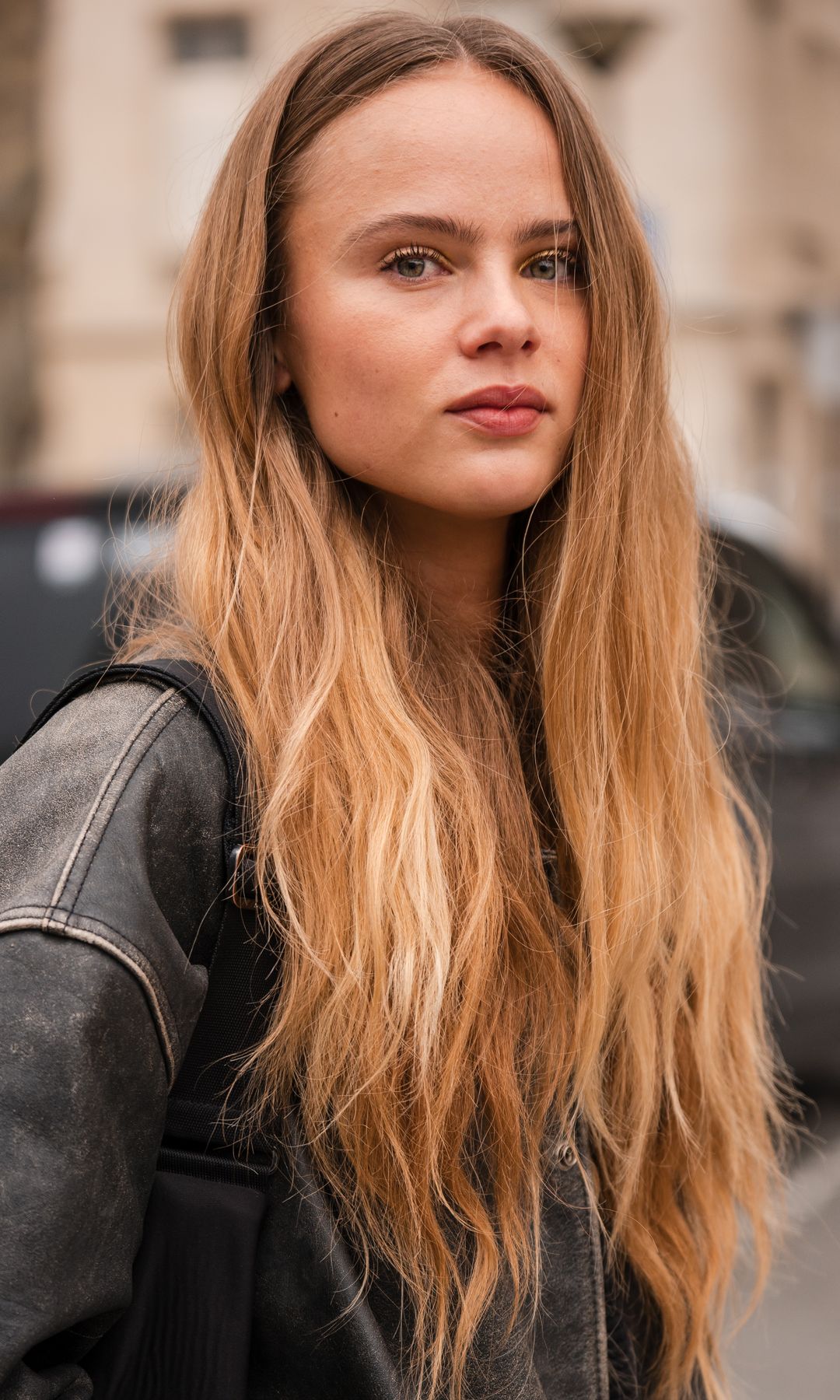 Olivia Vinten con chaqueta de cuero oversized