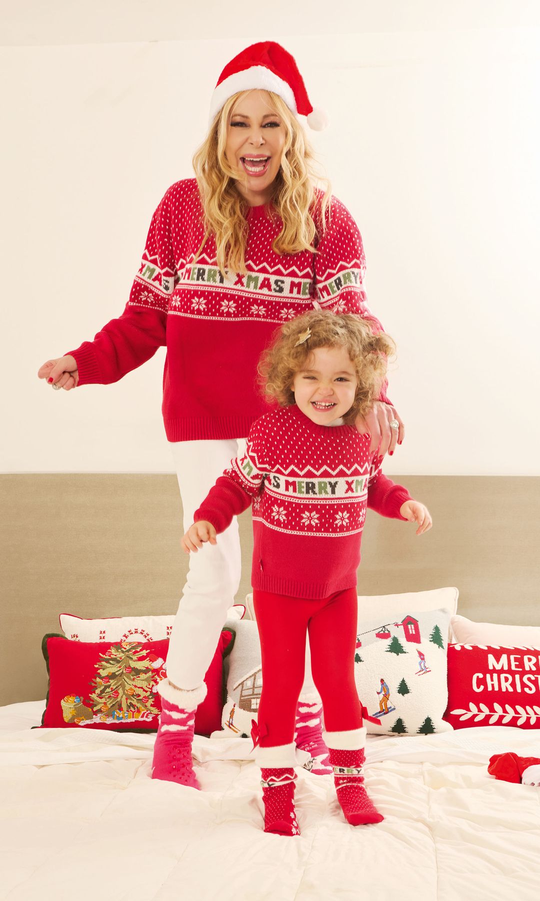 Ana Obregón, saltando encima de la cama con su nieta