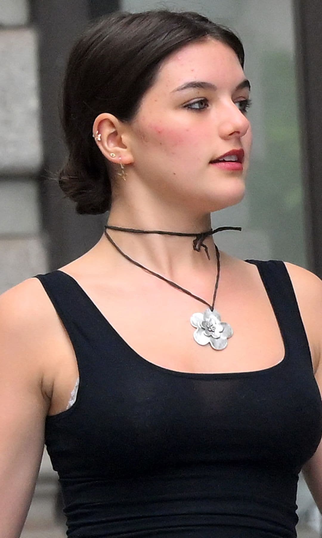 Suri Cruise caminando por la ciudad de Nueva York