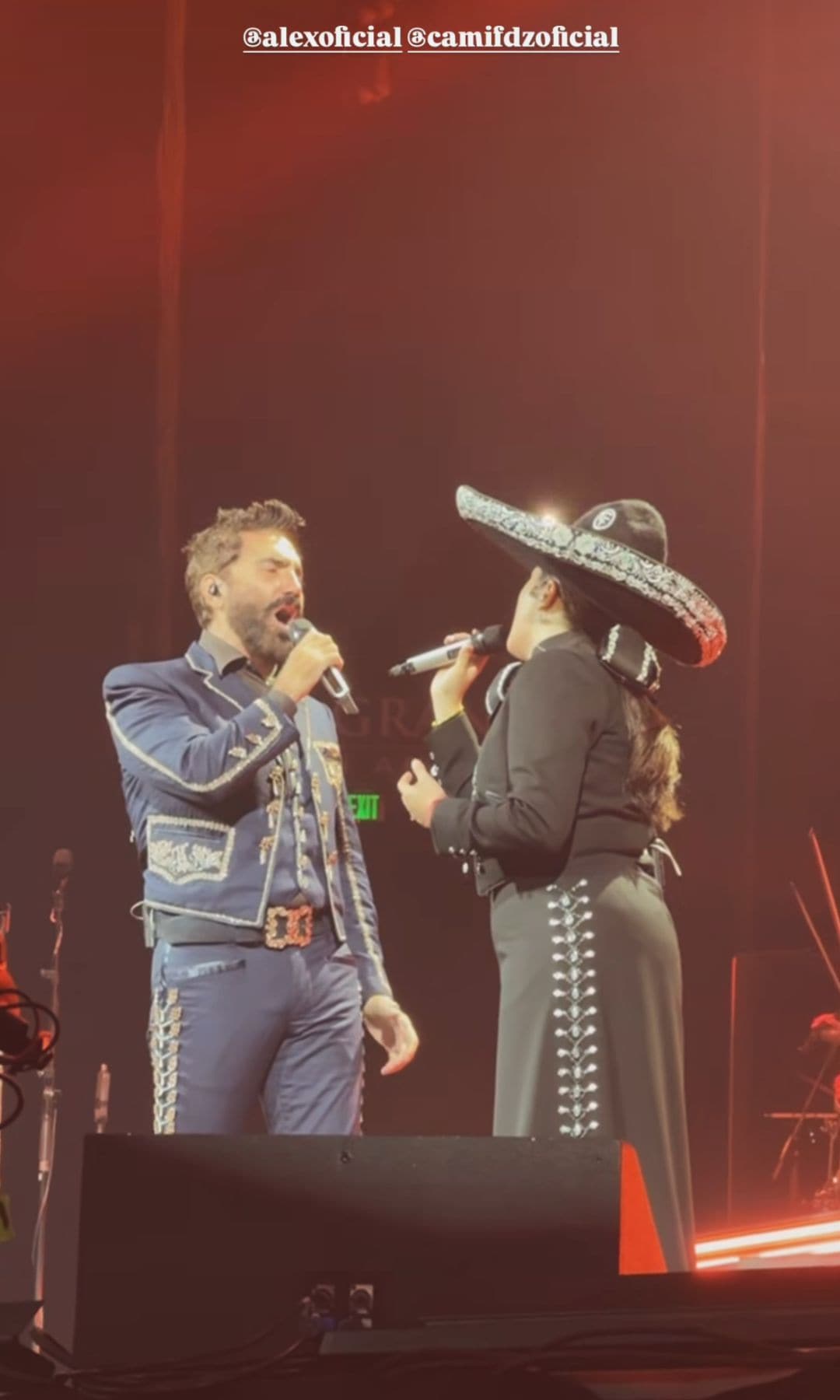 Alejandro Fernández y su hija Camila sobre el escenario en su show de Las Vegas.