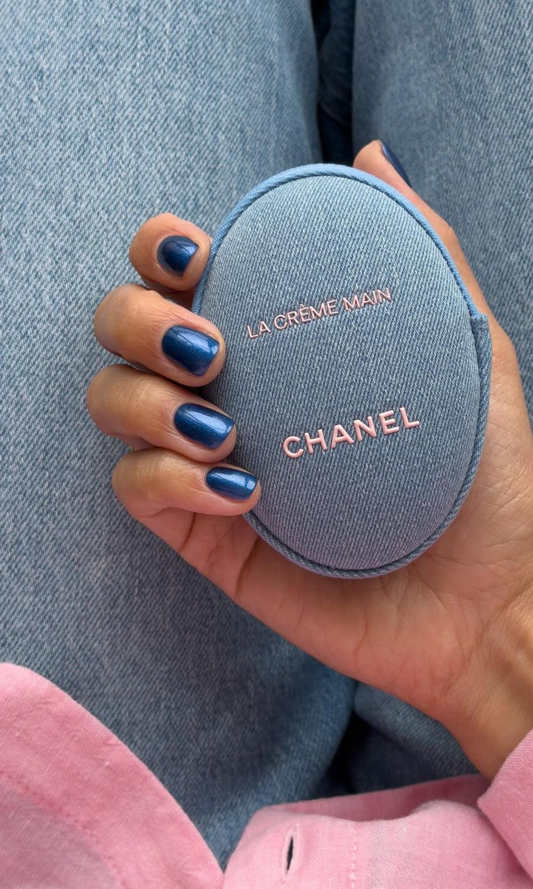 Manicura cromada en azul marino