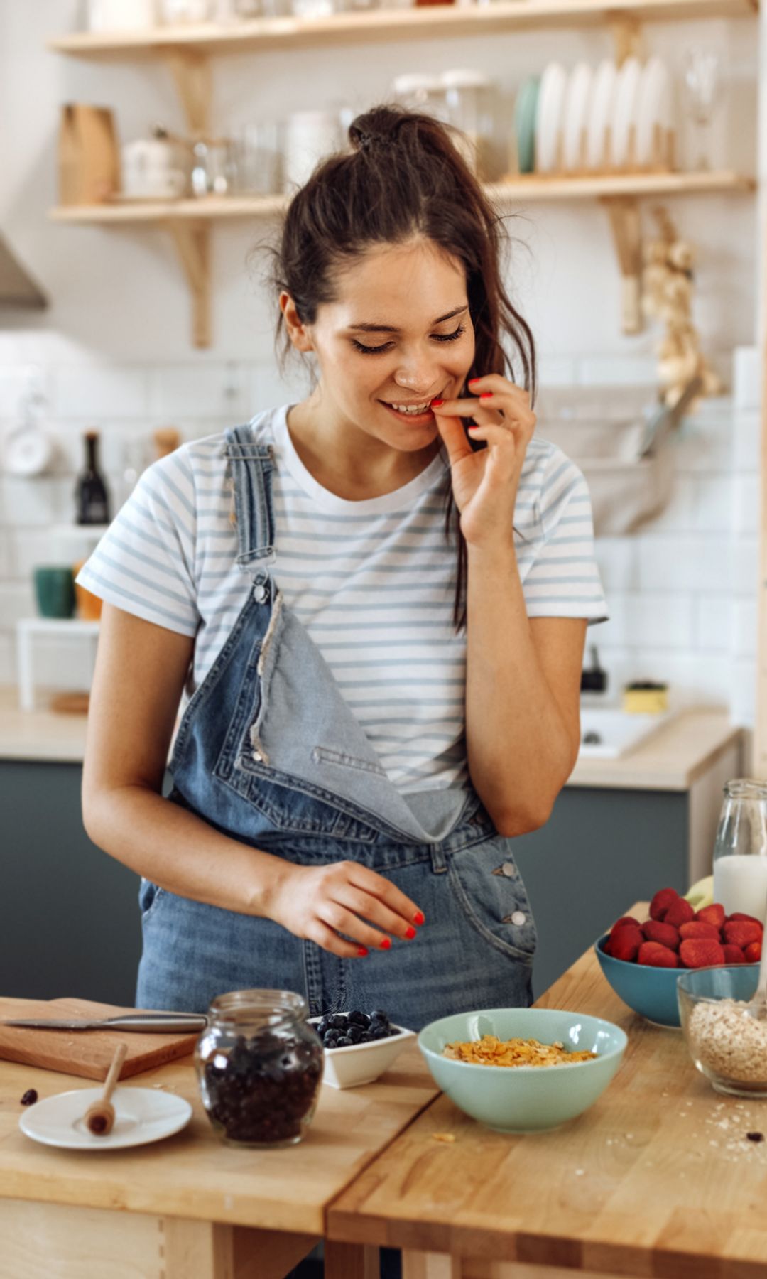 mujer preparándose un desayuno saludable
