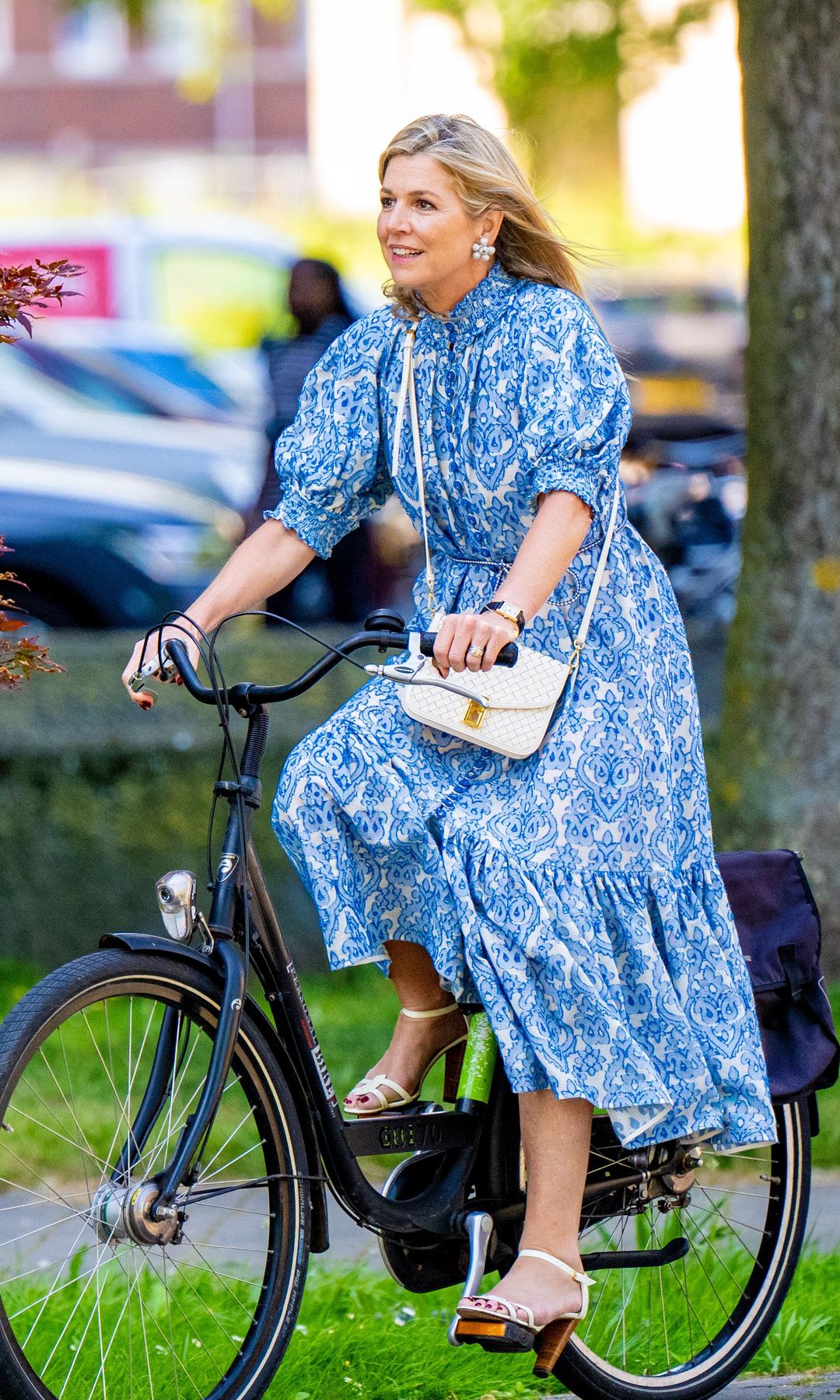 La maestría de Máxima de Holanda en bicicleta con tacones altos y vestido de flores por las calles de Ámsterdam