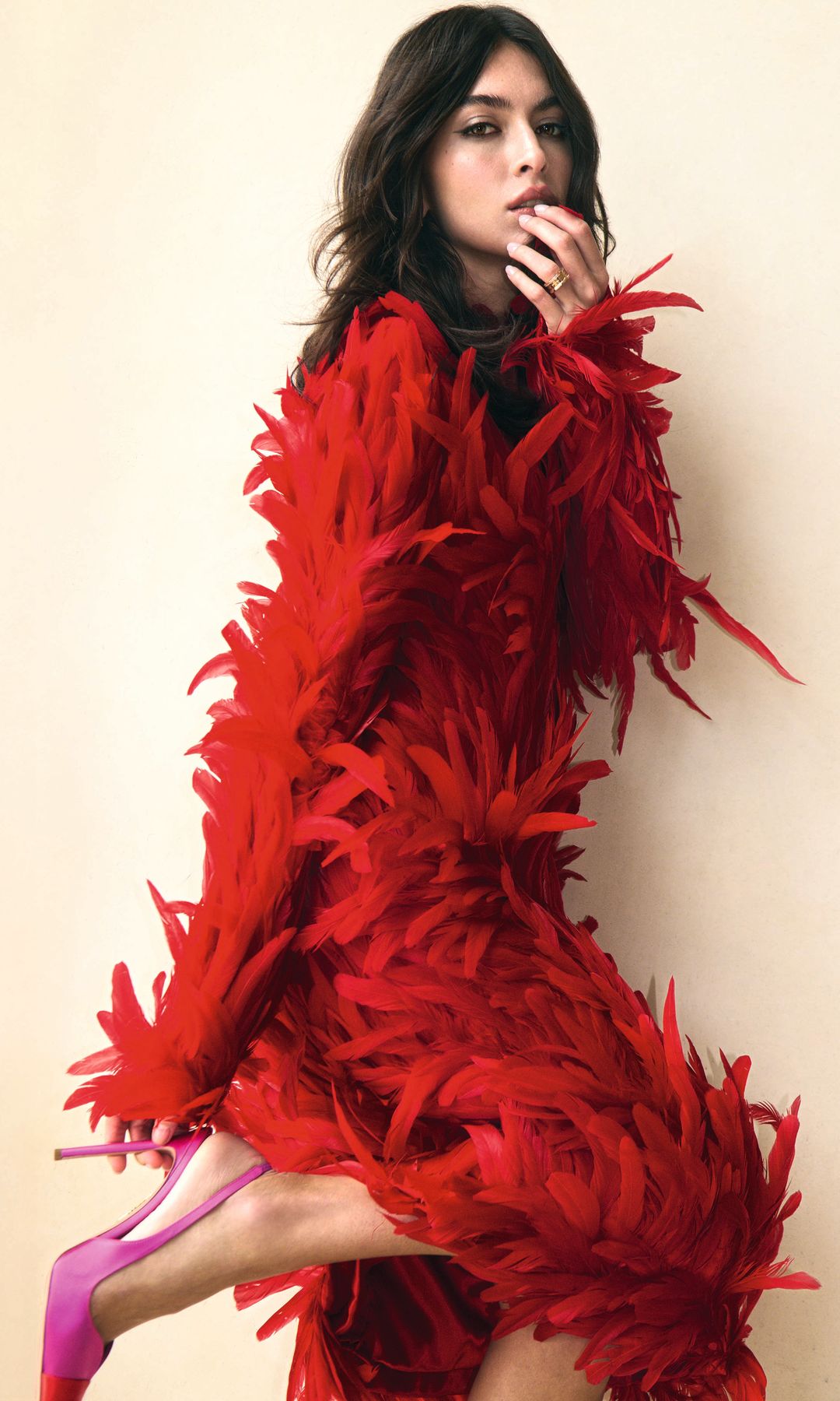 La modelo Lucía Rivera posa con vestido rojo de Ferragamo; zapatos, de Aquazzura,
y joyas, de Bvlgari.