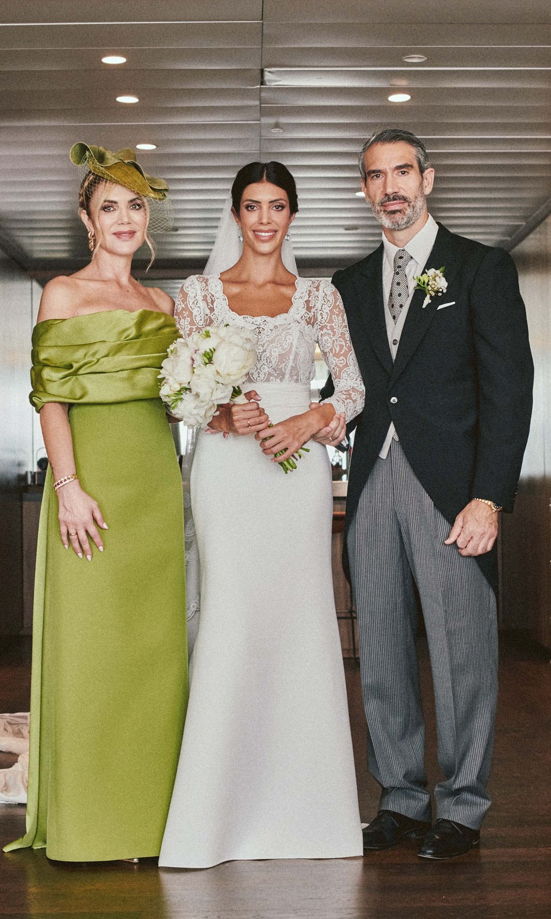 Ingrid Sanz posando con sus padres, Ingrid Asensio y Fernando Sanz. 