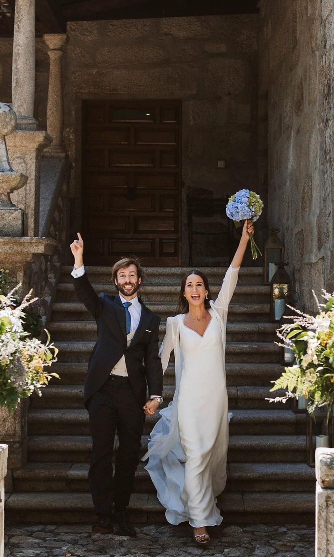 Vestidos de novia virales con manteles y colchas chaleco