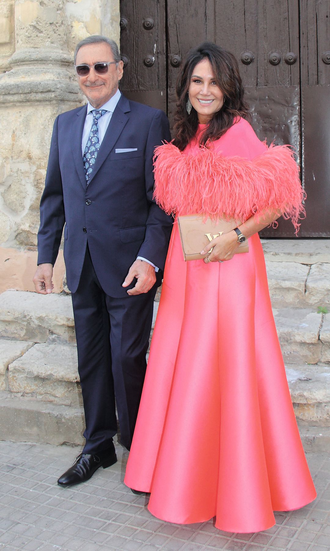 El padre del novio, Carlos Herrera, con su mujer, Pepa Gea, vestida de Tot-Hom