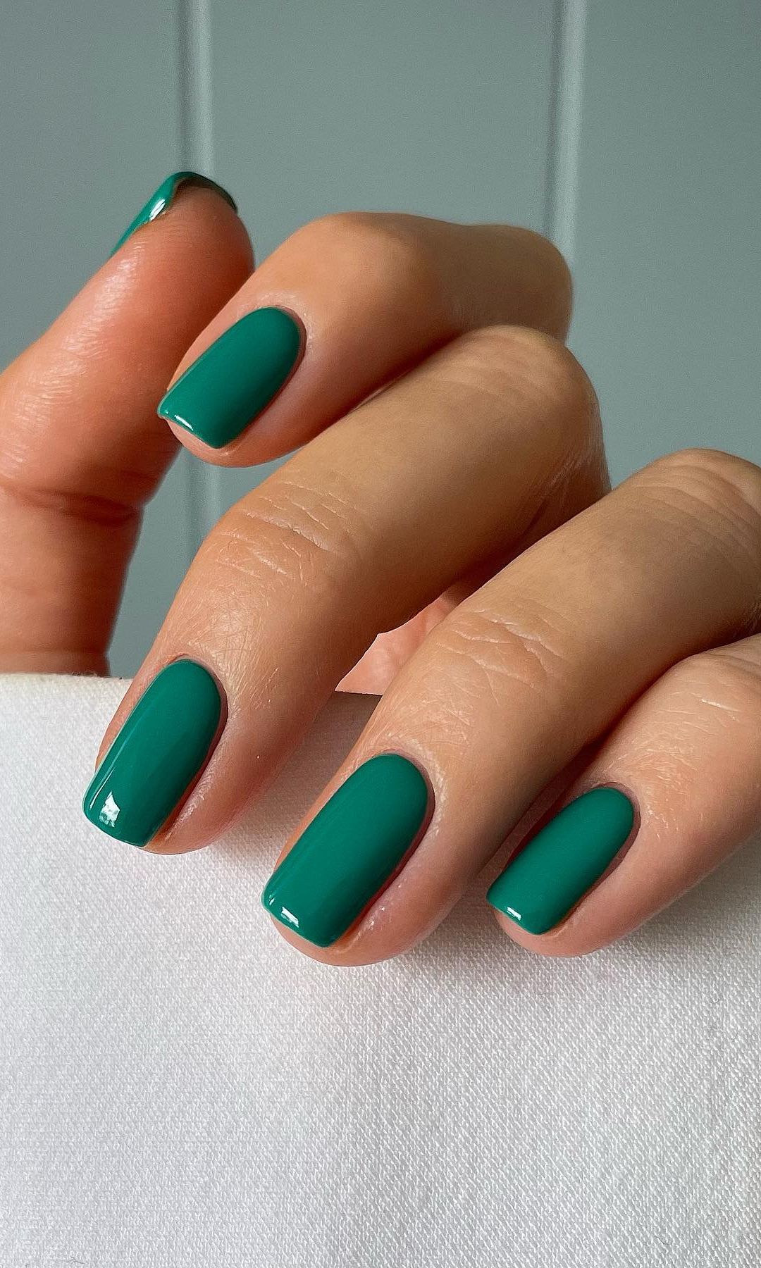 Manicura verde esmeralda
