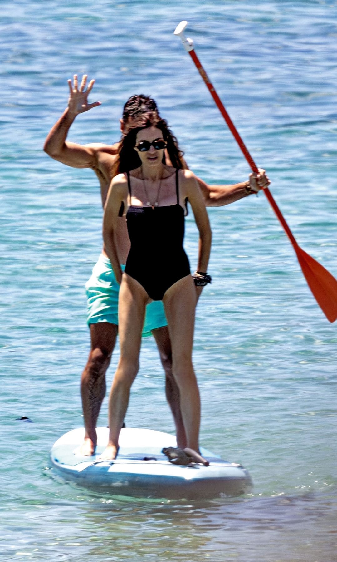 Sara Carbonero y Jota Cabrera haciendo paddle surf