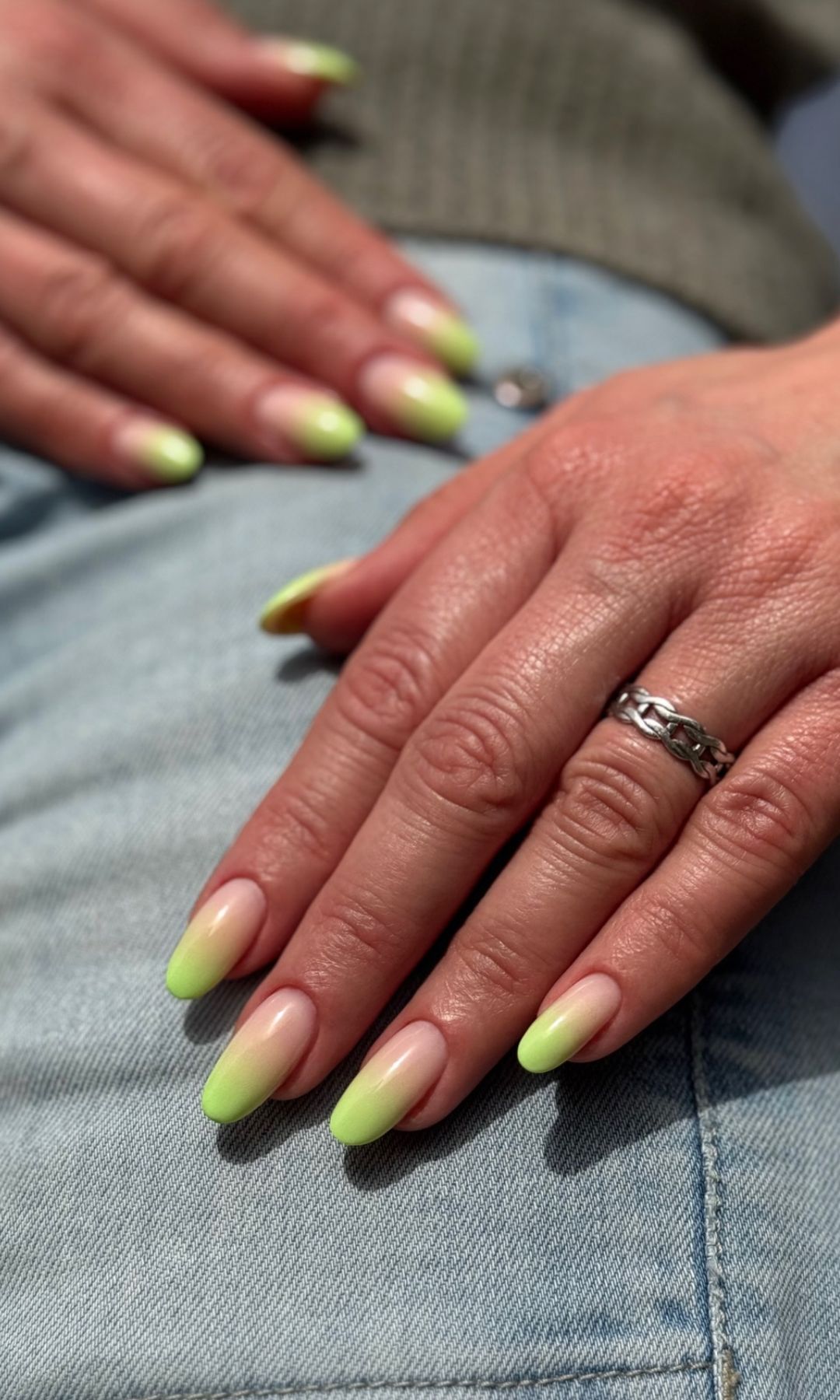 Manicura degradado en verde lima