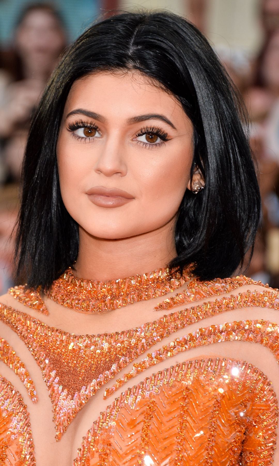 Kylie Jenner con vestido naranja de lentejuelas